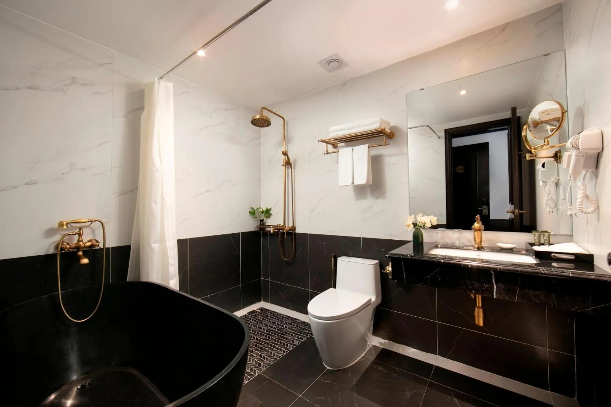 Bathroom in HOTEL De SOURIANT Premium Hanoi