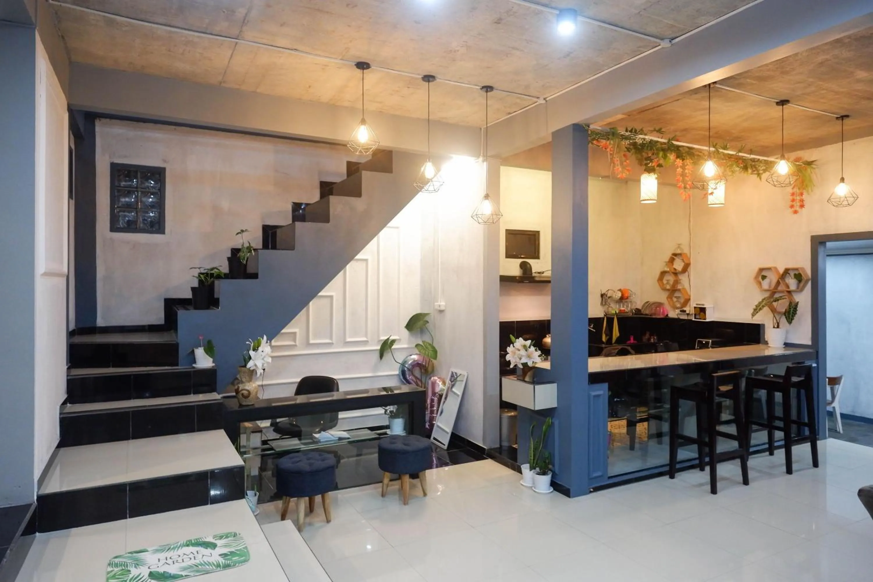 Seating area in Urbanview Hotel Umbrella Dieng by RedDoorz