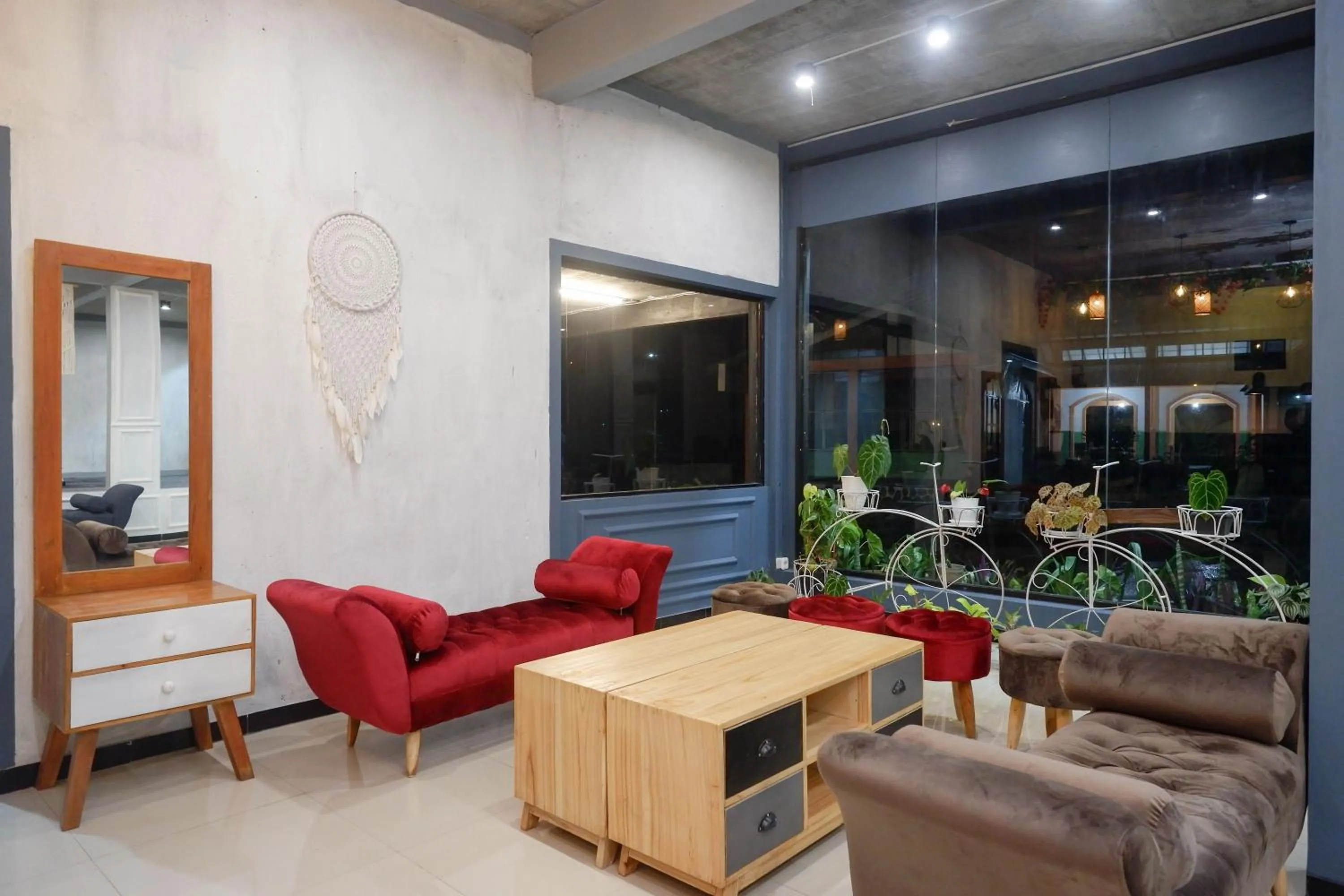 Seating area in Urbanview Hotel Umbrella Dieng by RedDoorz