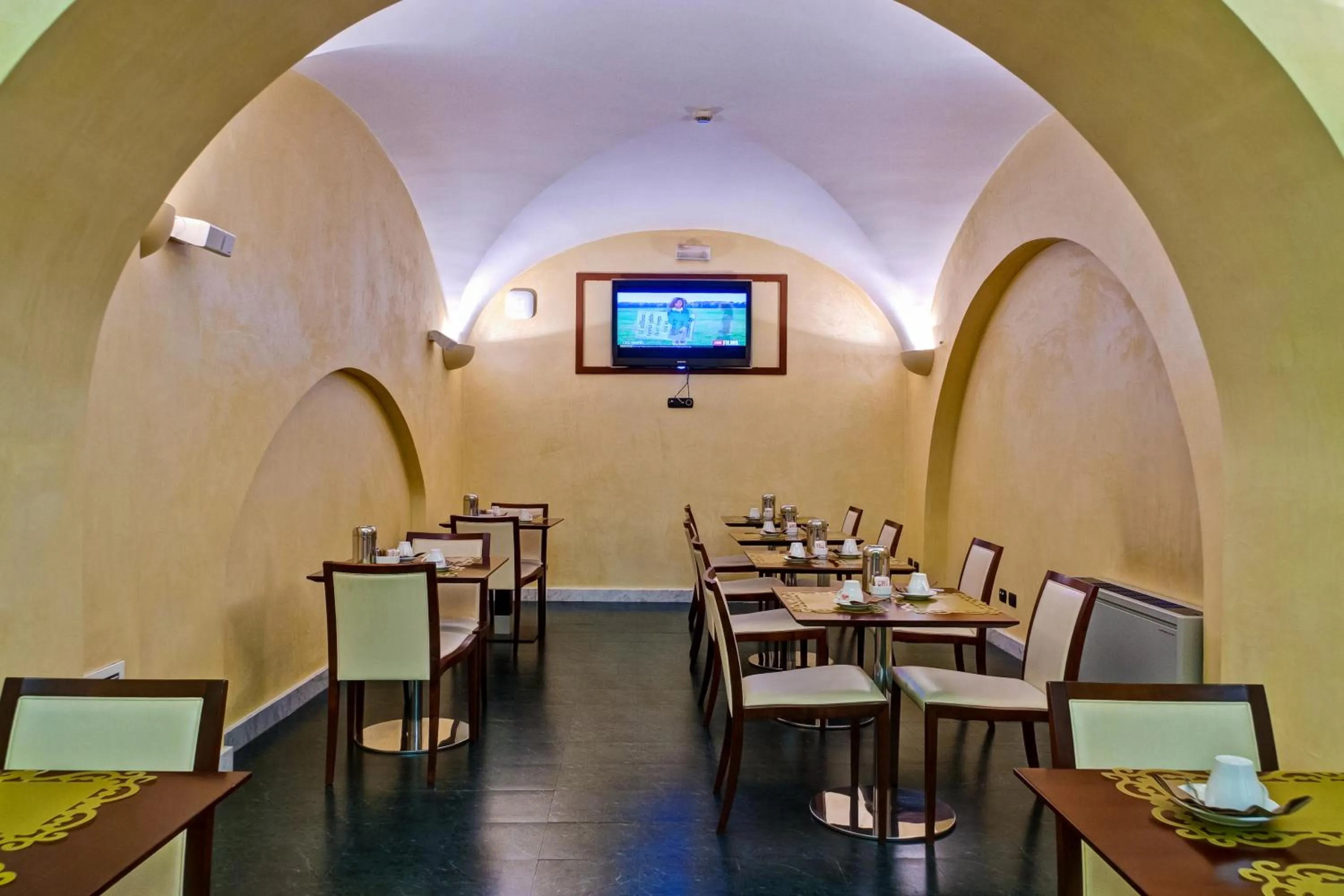 Restaurant/places to eat in Crosti Hotel