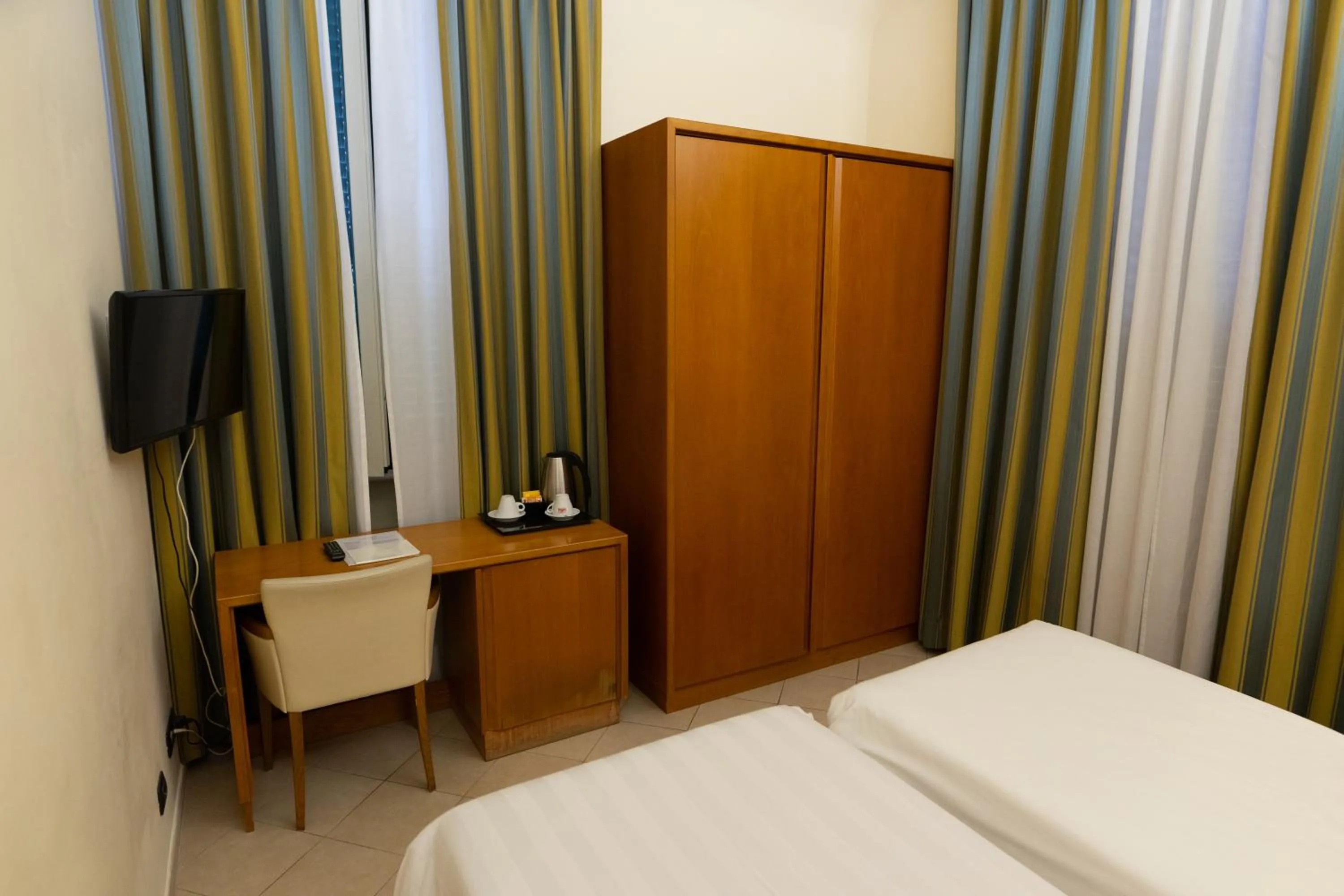 Bedroom, Bed in Crosti Hotel