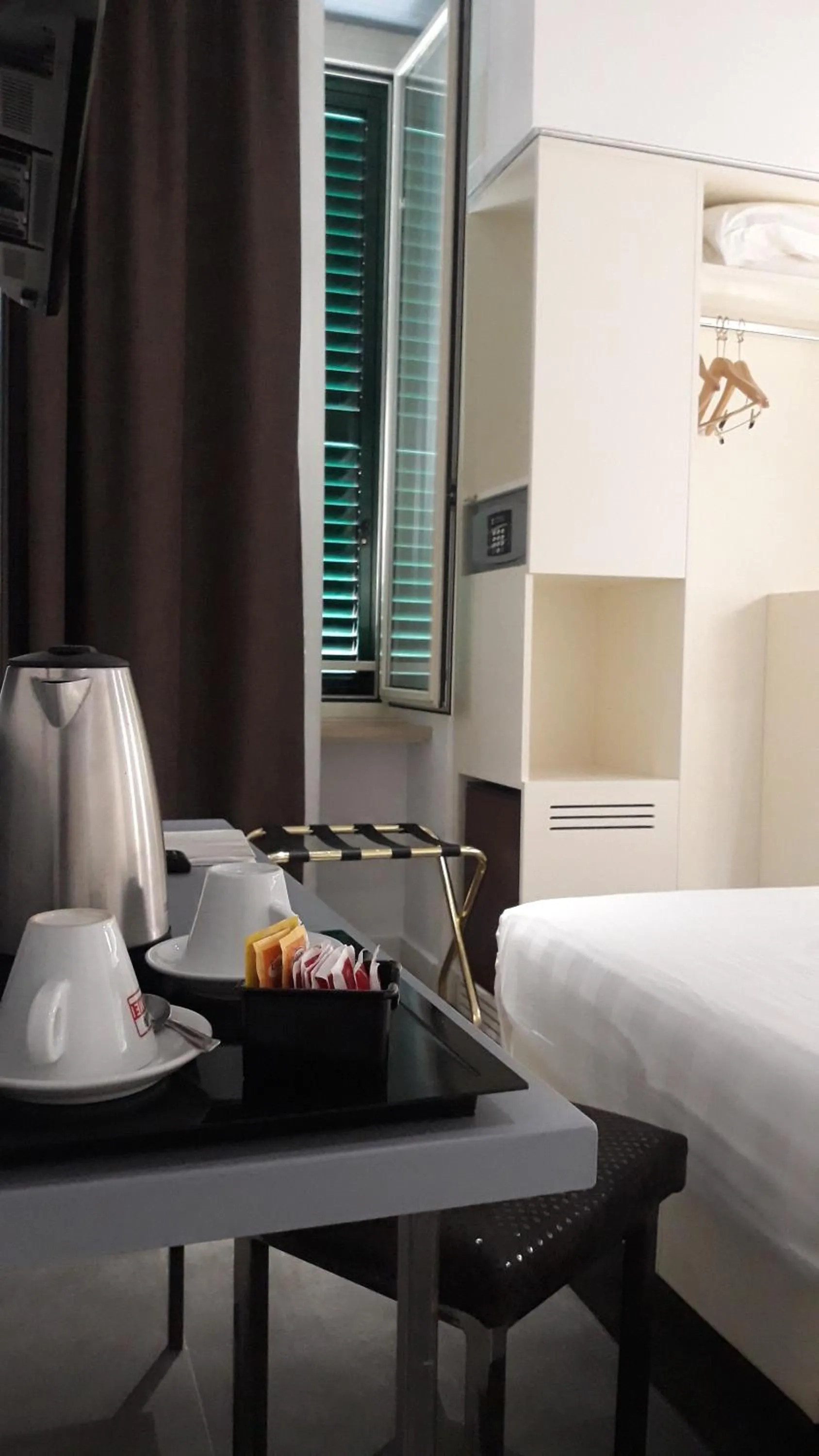 Coffee/tea facilities, Bed in Crosti Hotel