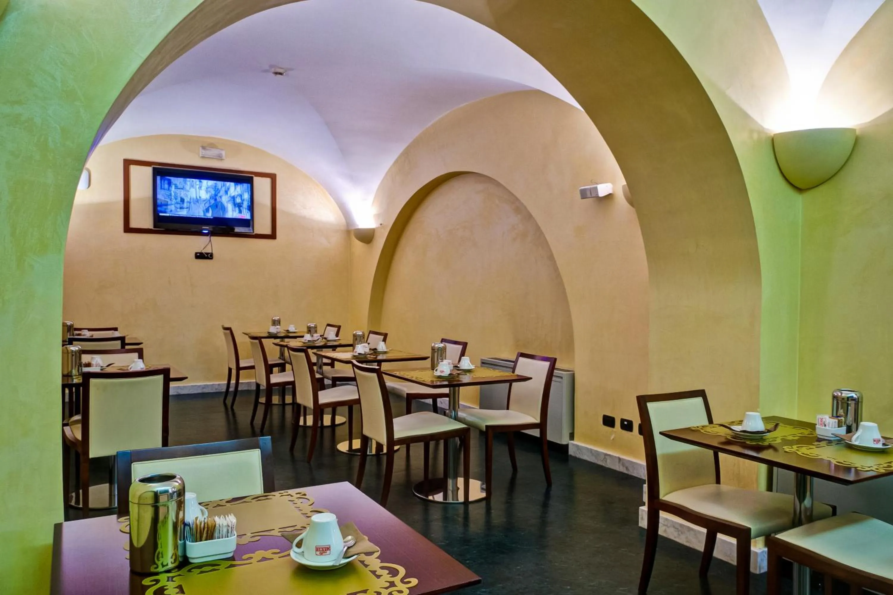 Restaurant/places to eat in Crosti Hotel