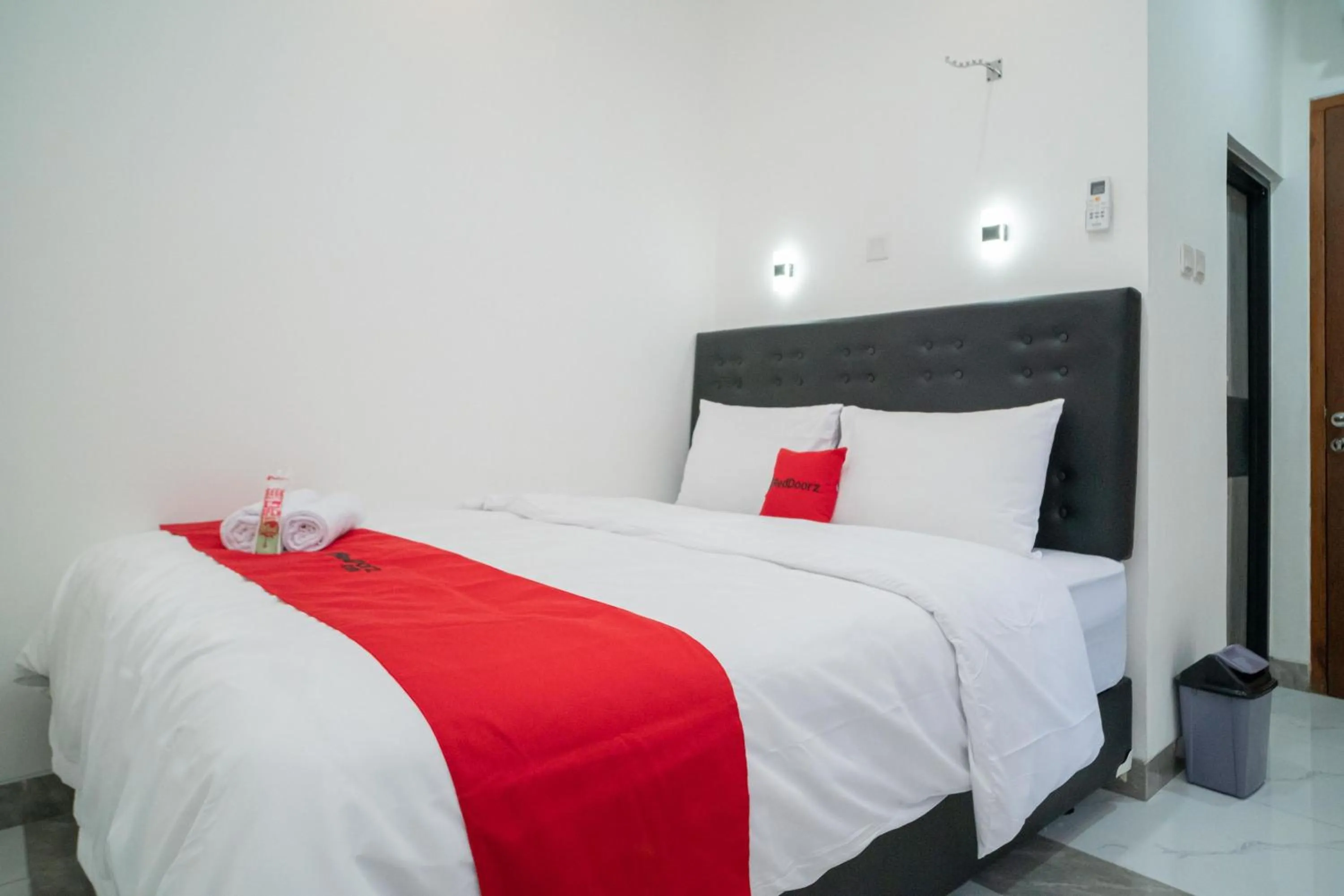 Bedroom, Bed in RedDoorz near Stasiun Senen