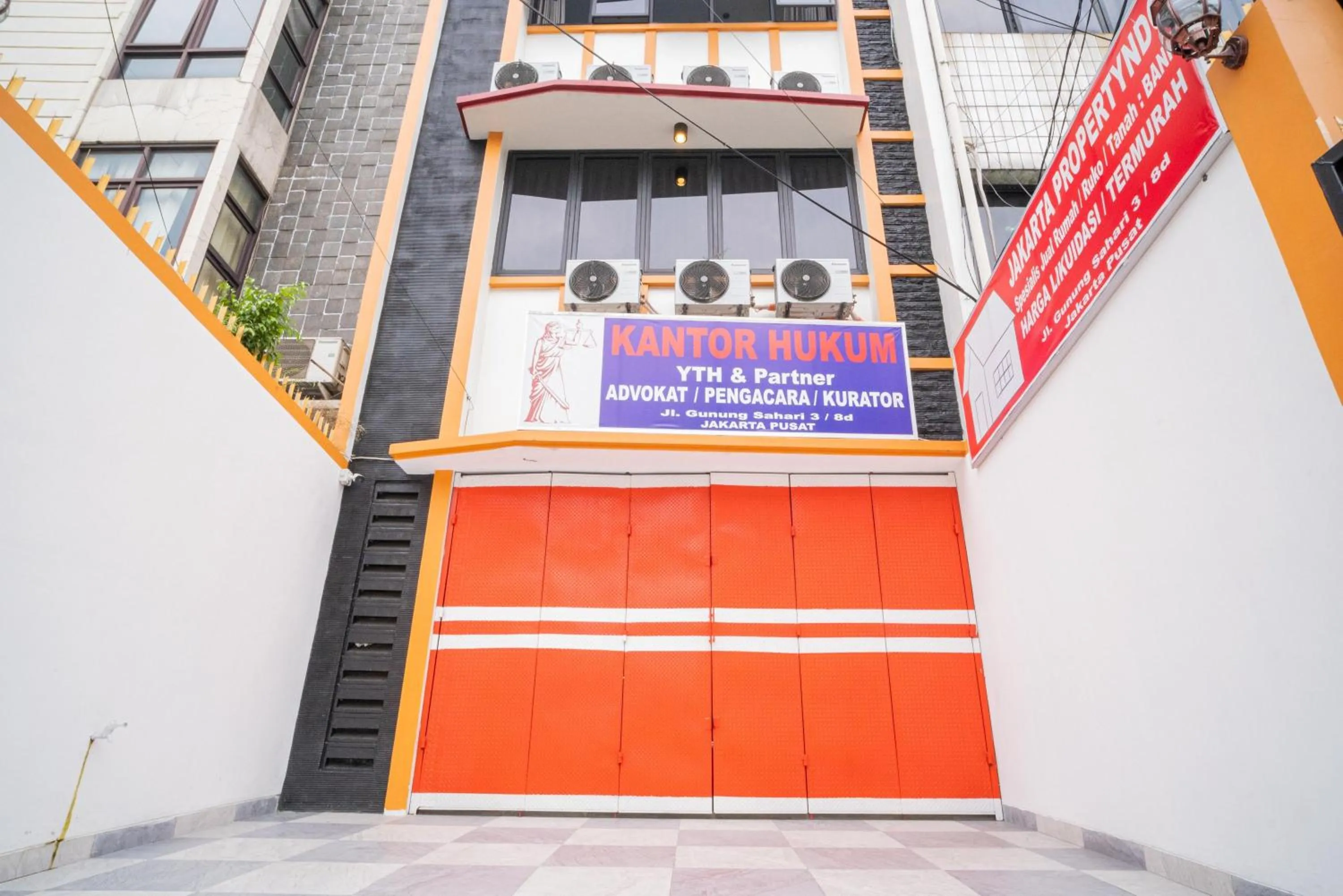 Property building in RedDoorz near Stasiun Senen