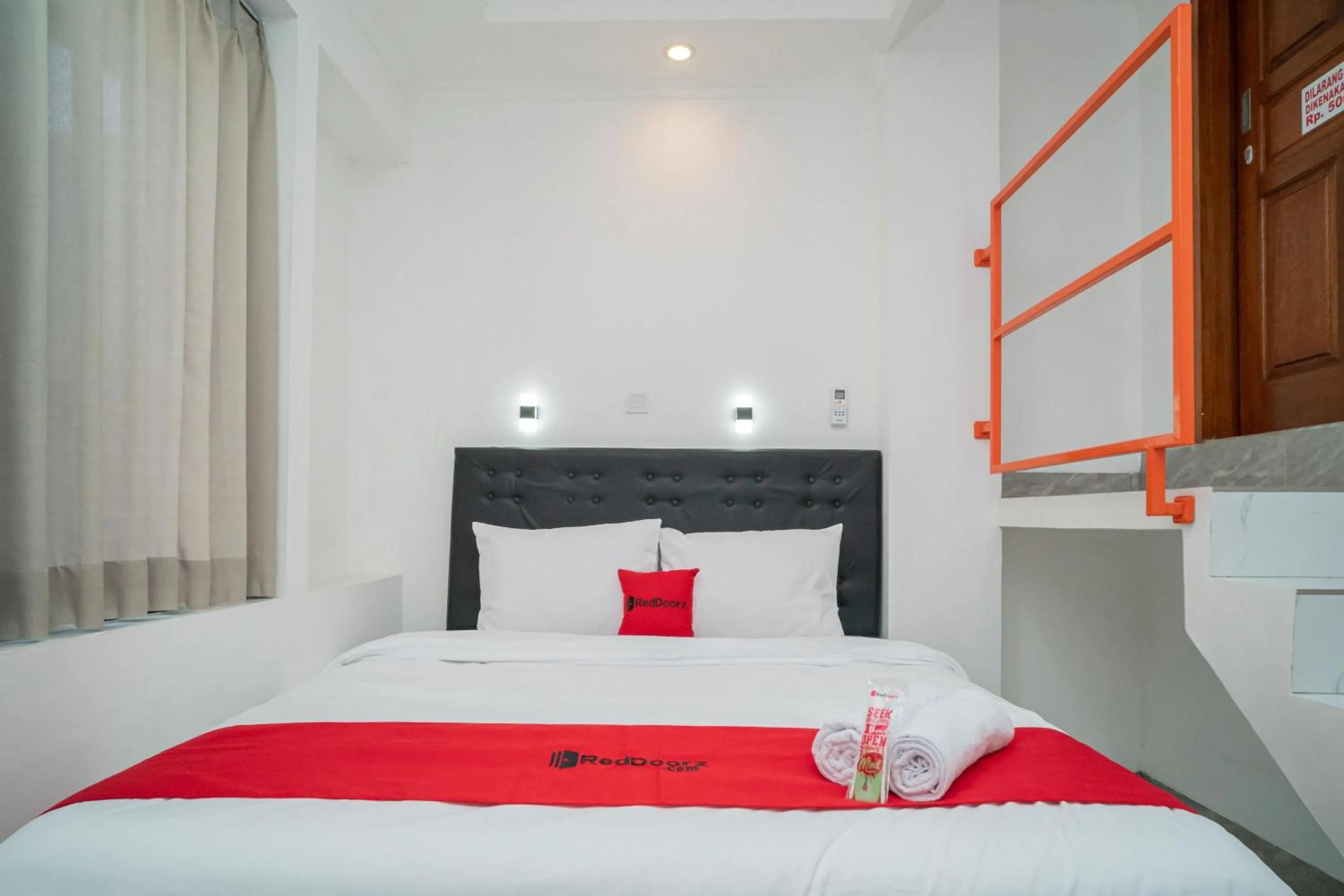 Bedroom, Bed in RedDoorz near Stasiun Senen