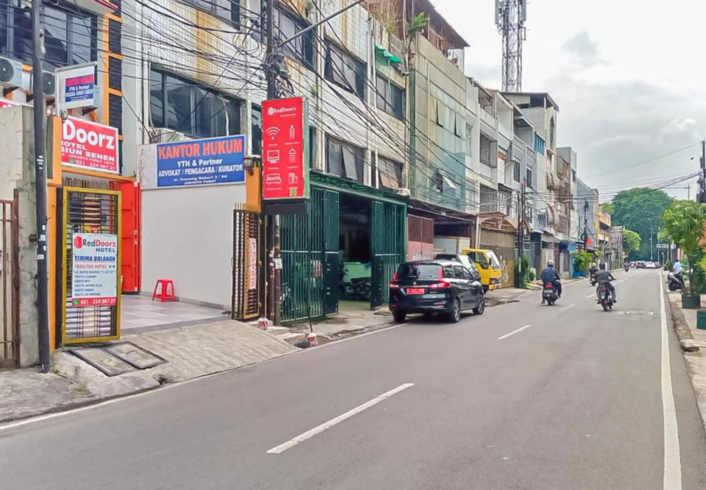 Property building in RedDoorz near Stasiun Senen