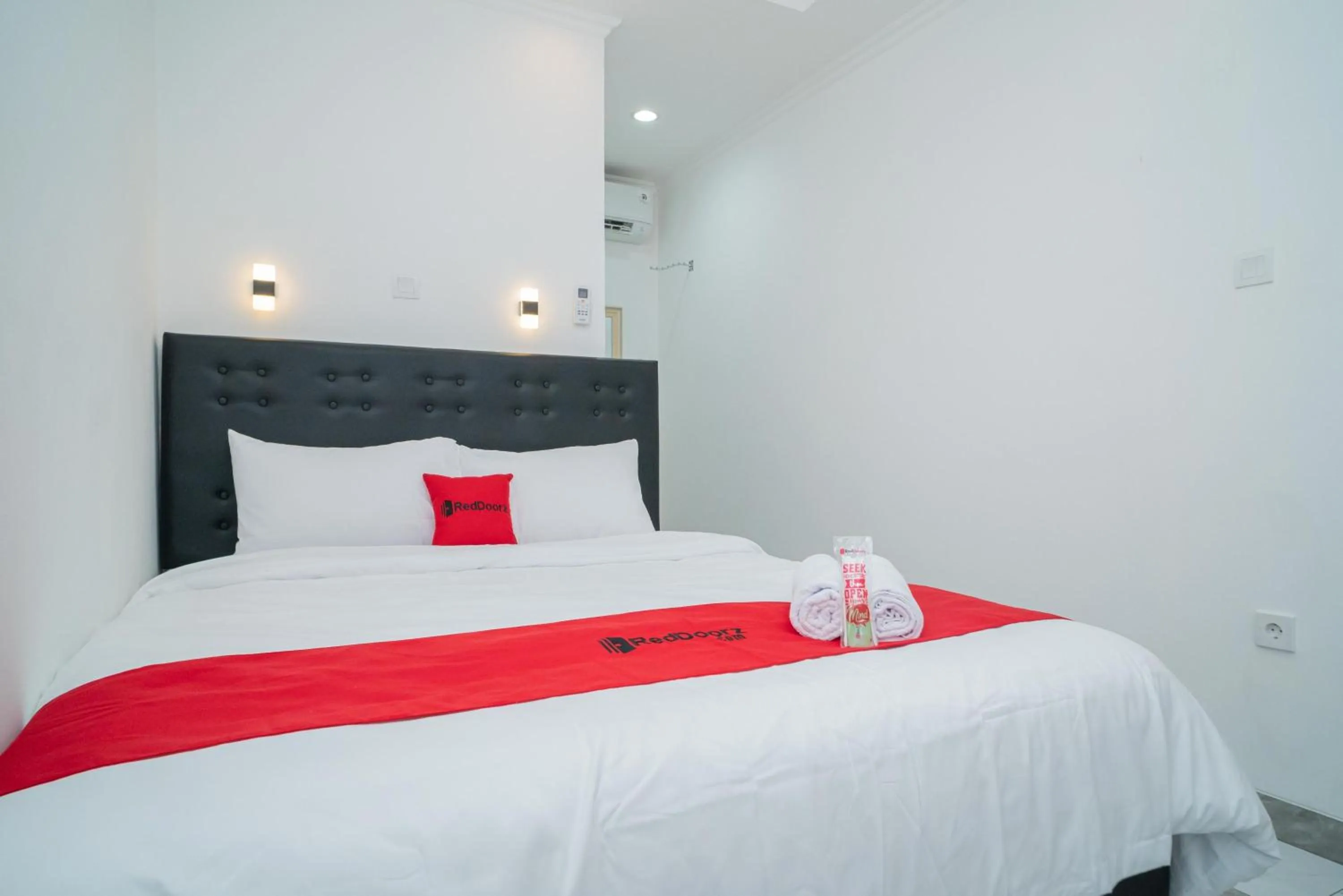 Bedroom, Bed in RedDoorz near Stasiun Senen