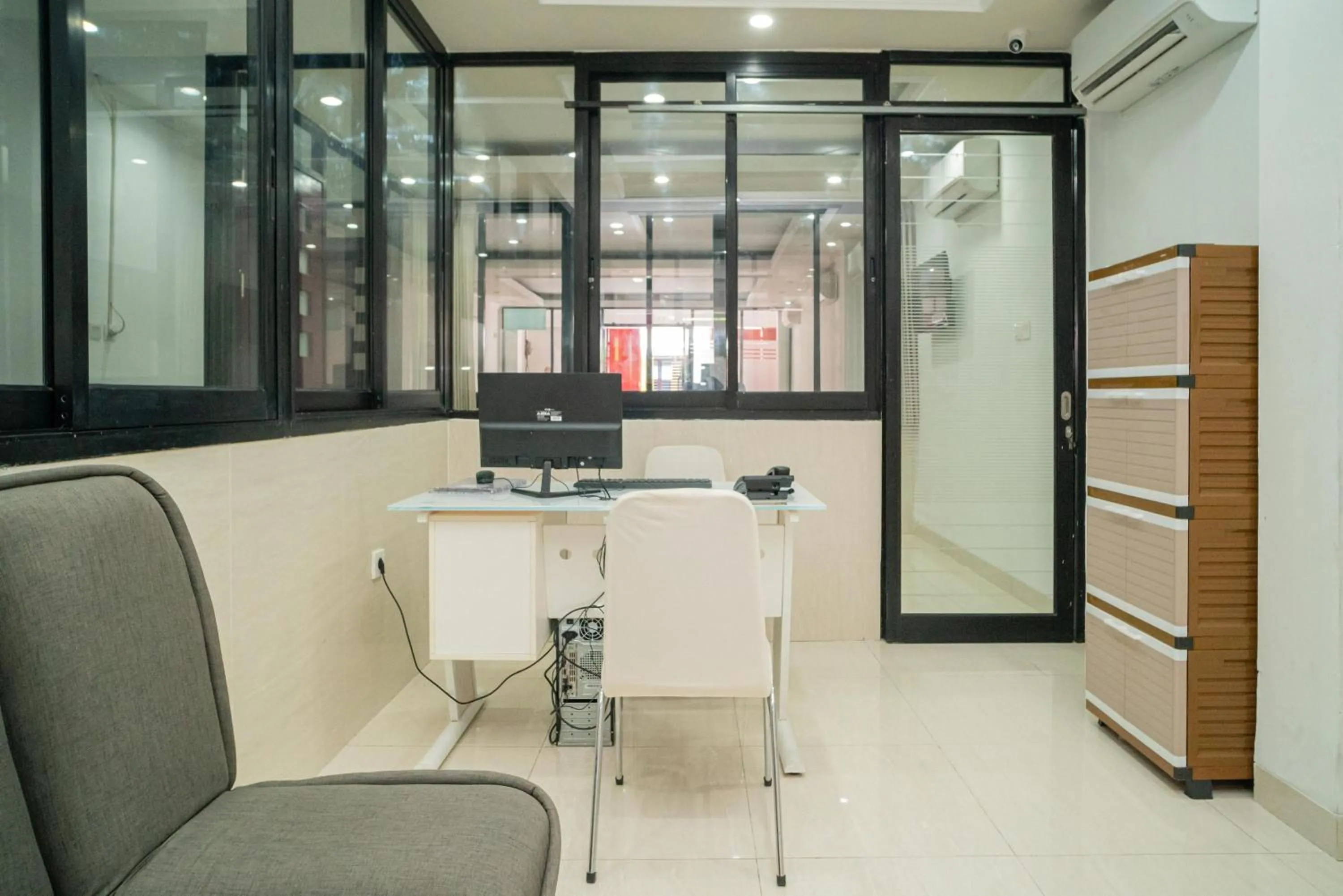 Lobby or reception in RedDoorz near Stasiun Senen