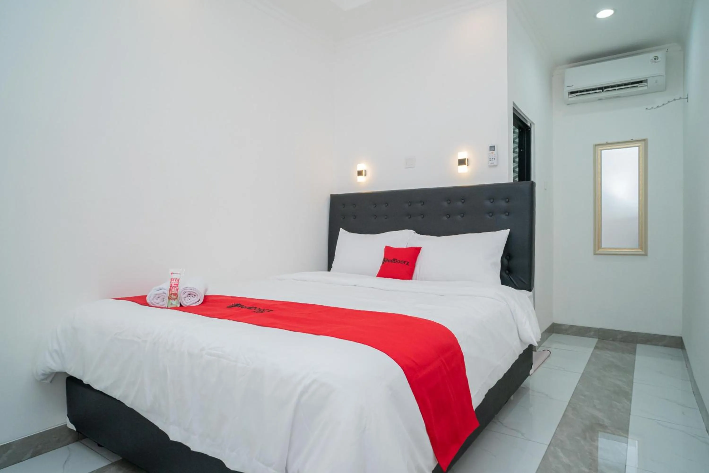 Bedroom, Bed in RedDoorz near Stasiun Senen