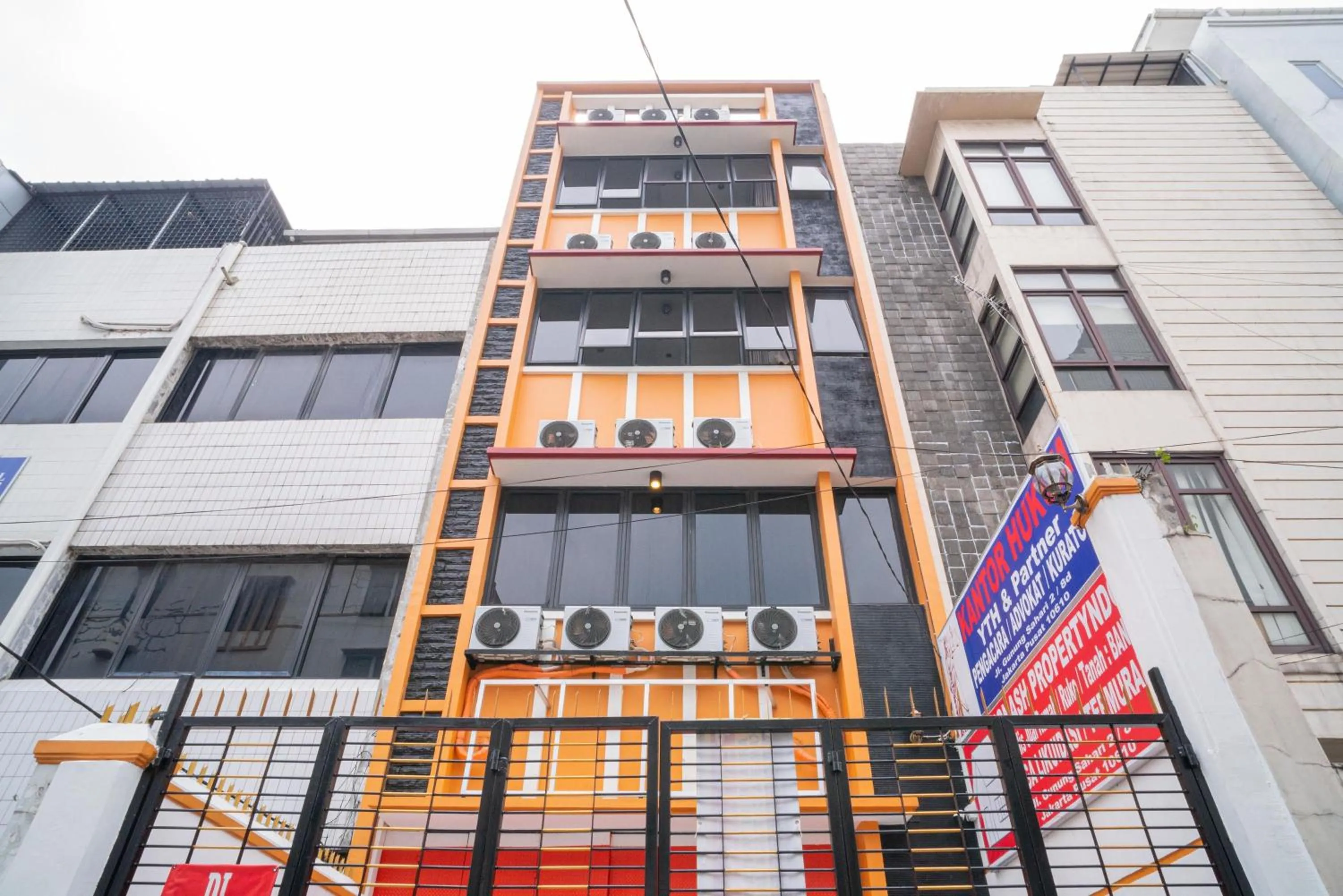 Property building in RedDoorz near Stasiun Senen