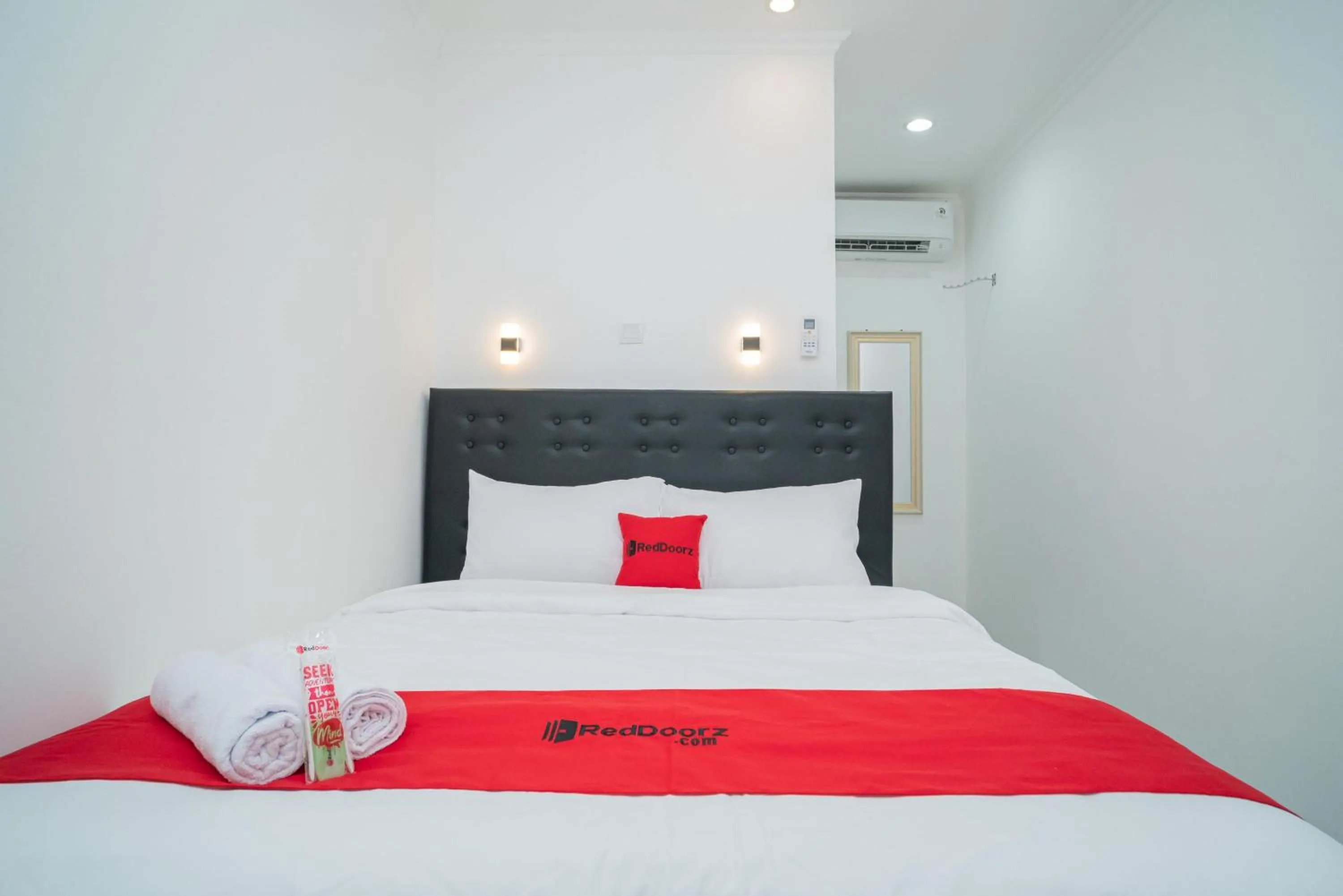 Bedroom, Bed in RedDoorz near Stasiun Senen