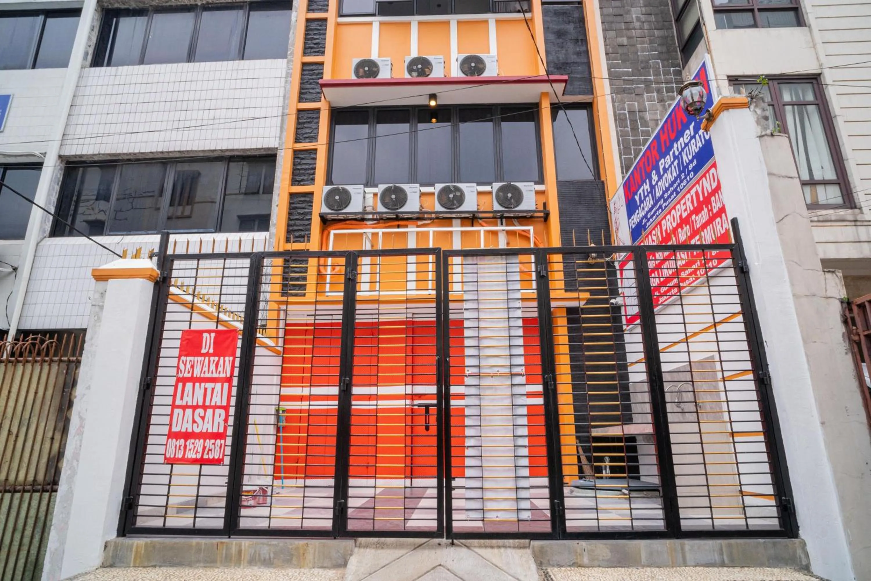 Property building in RedDoorz near Stasiun Senen