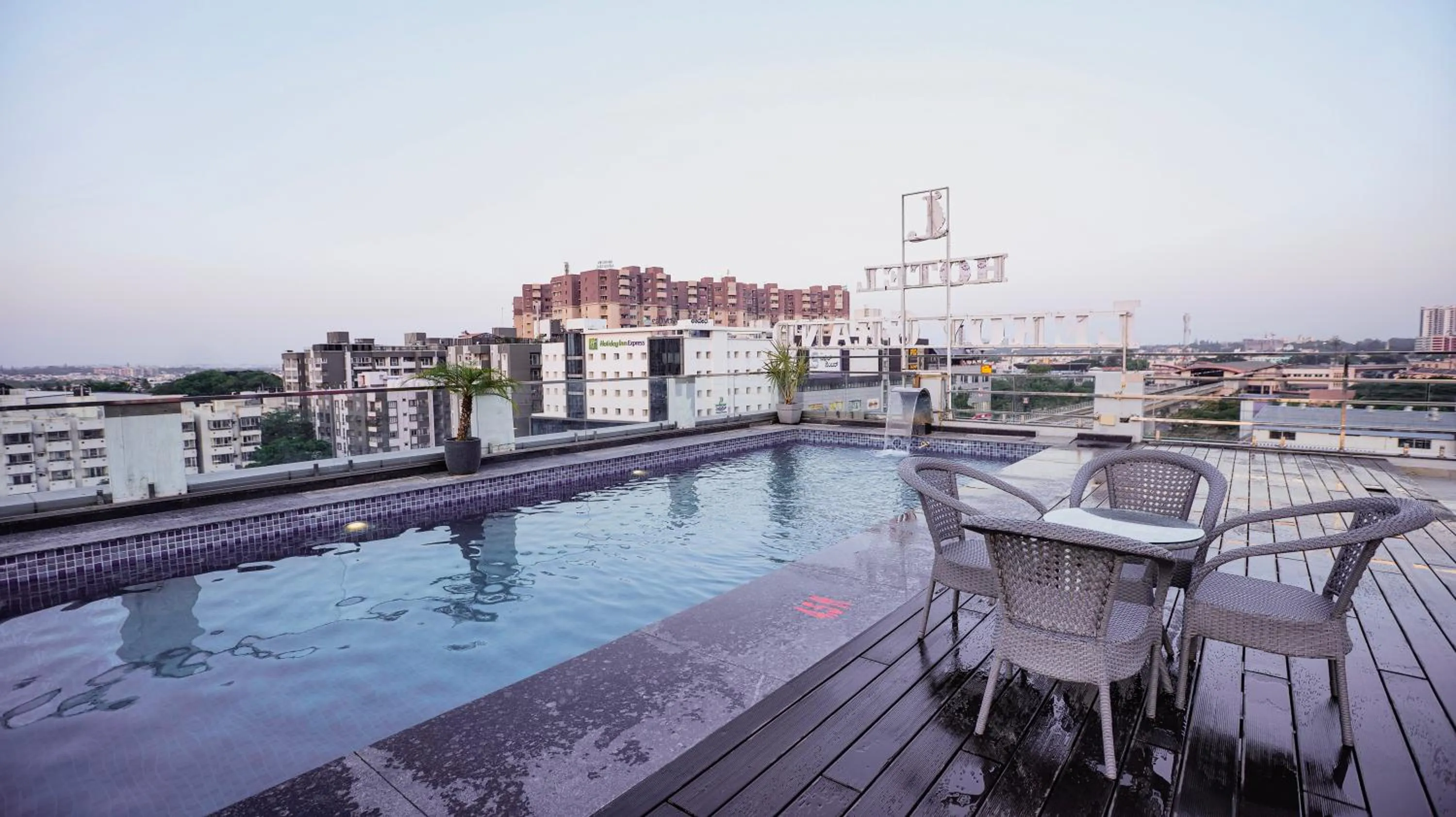 Swimming pool in Leroy Grand - Yeshwanthpur