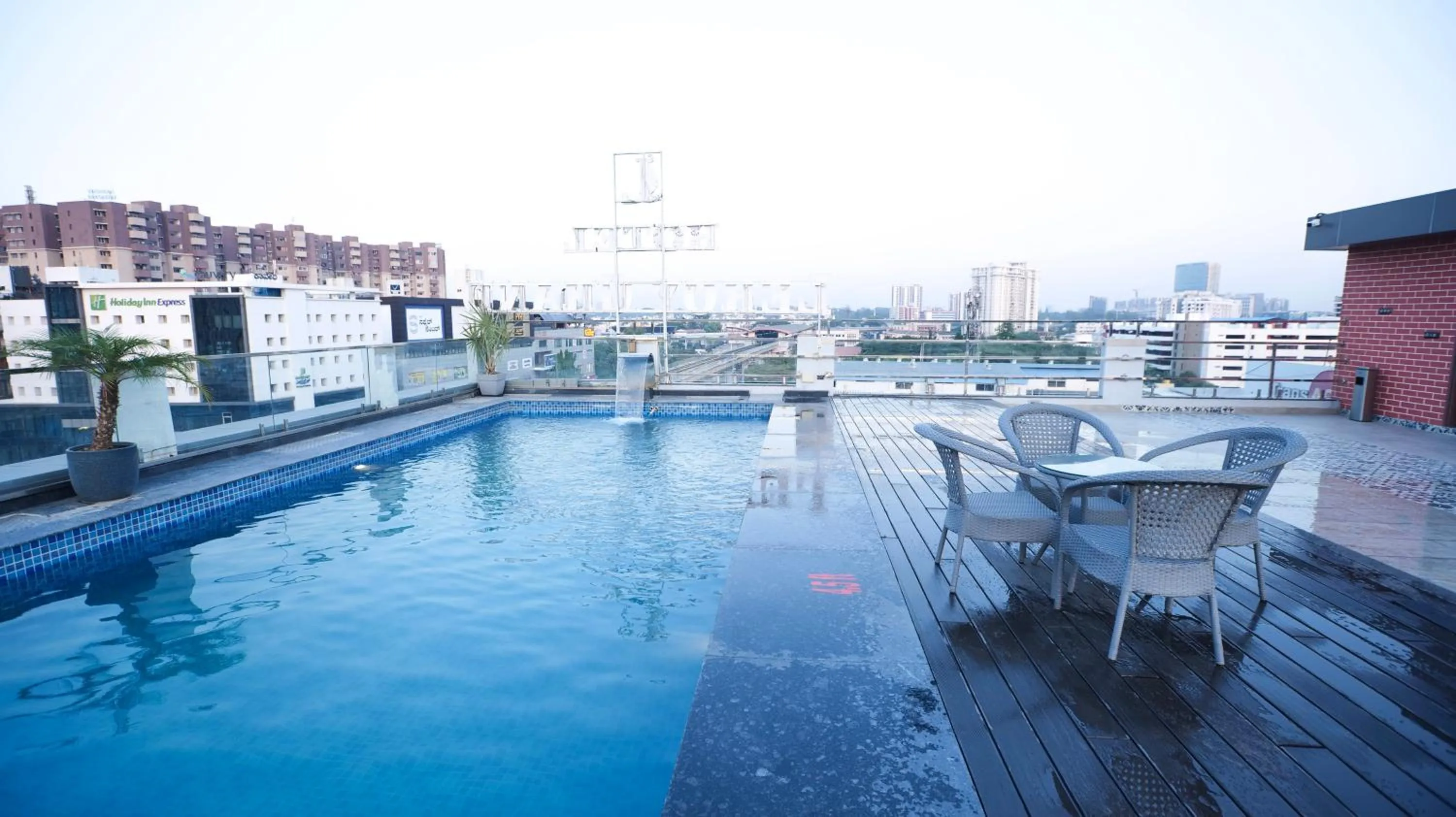 Swimming pool in Leroy Grand - Yeshwanthpur