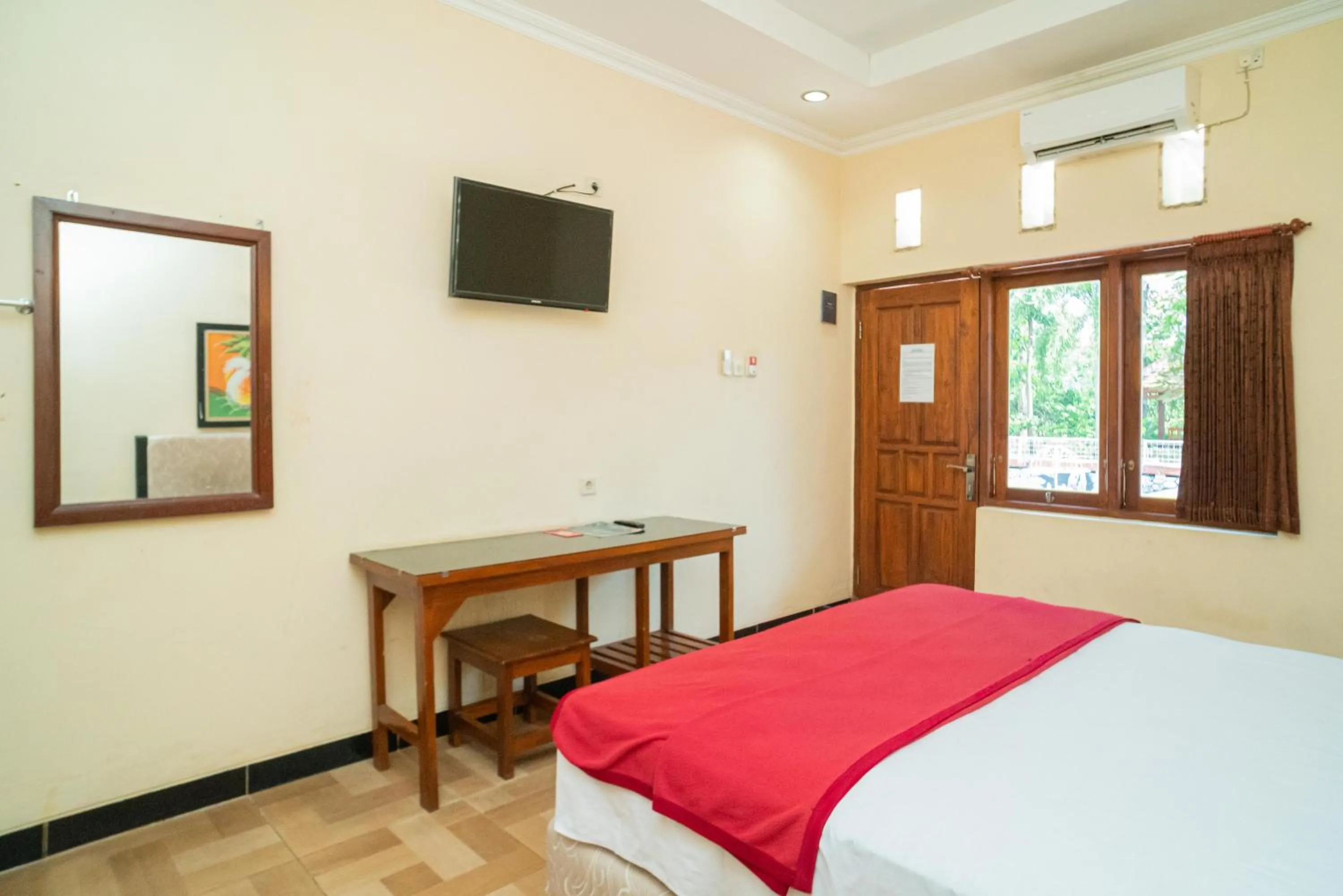 Bedroom, Bed in RedDoorz @ Panglima Sudirman Madiun