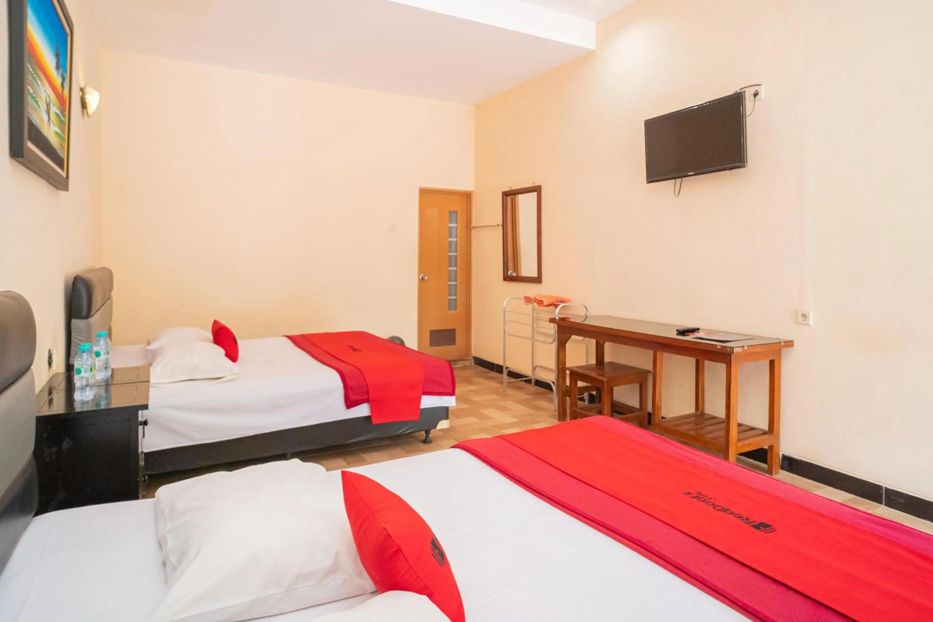 Bedroom, Bed in RedDoorz @ Panglima Sudirman Madiun