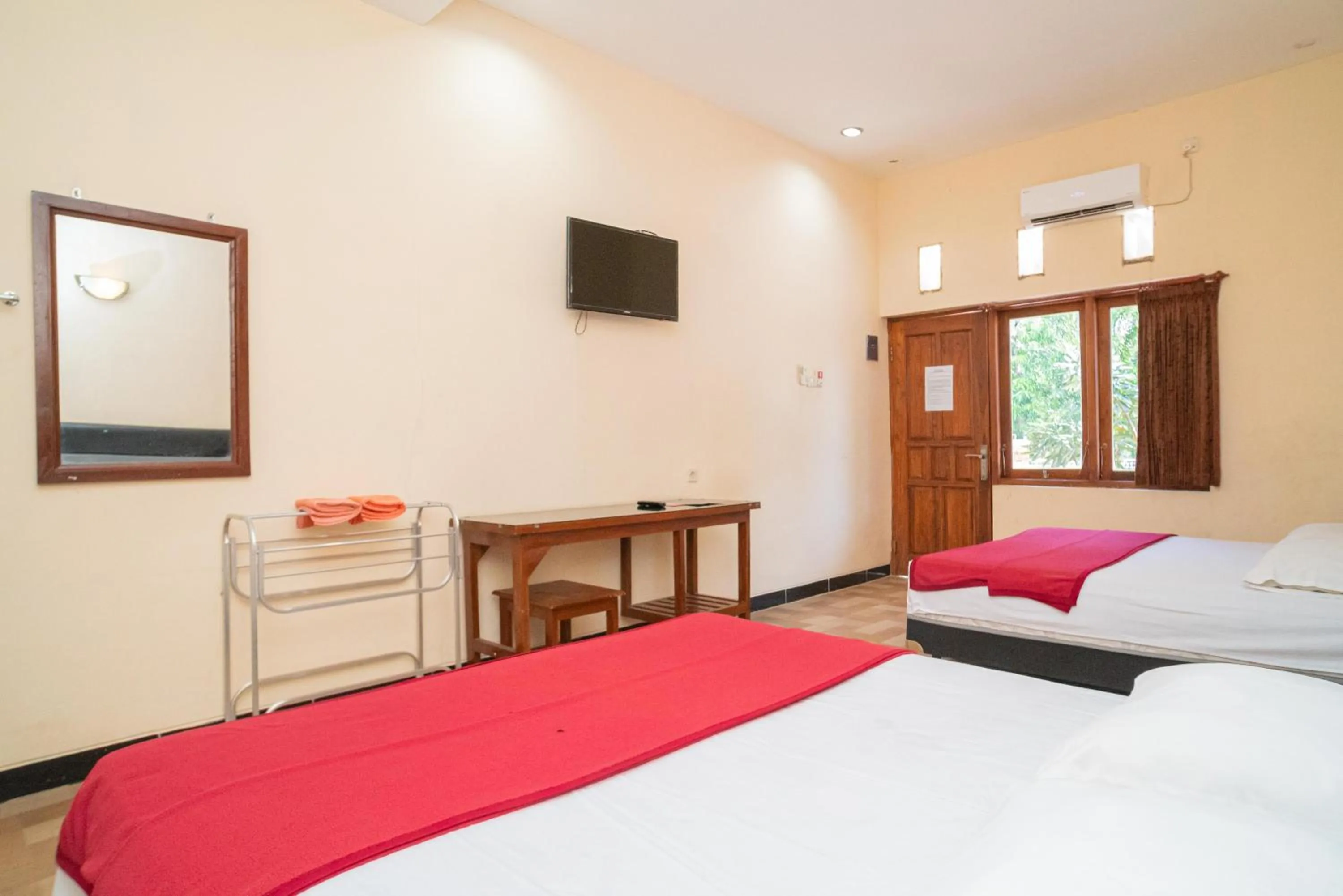 Bedroom, Bed in RedDoorz @ Panglima Sudirman Madiun