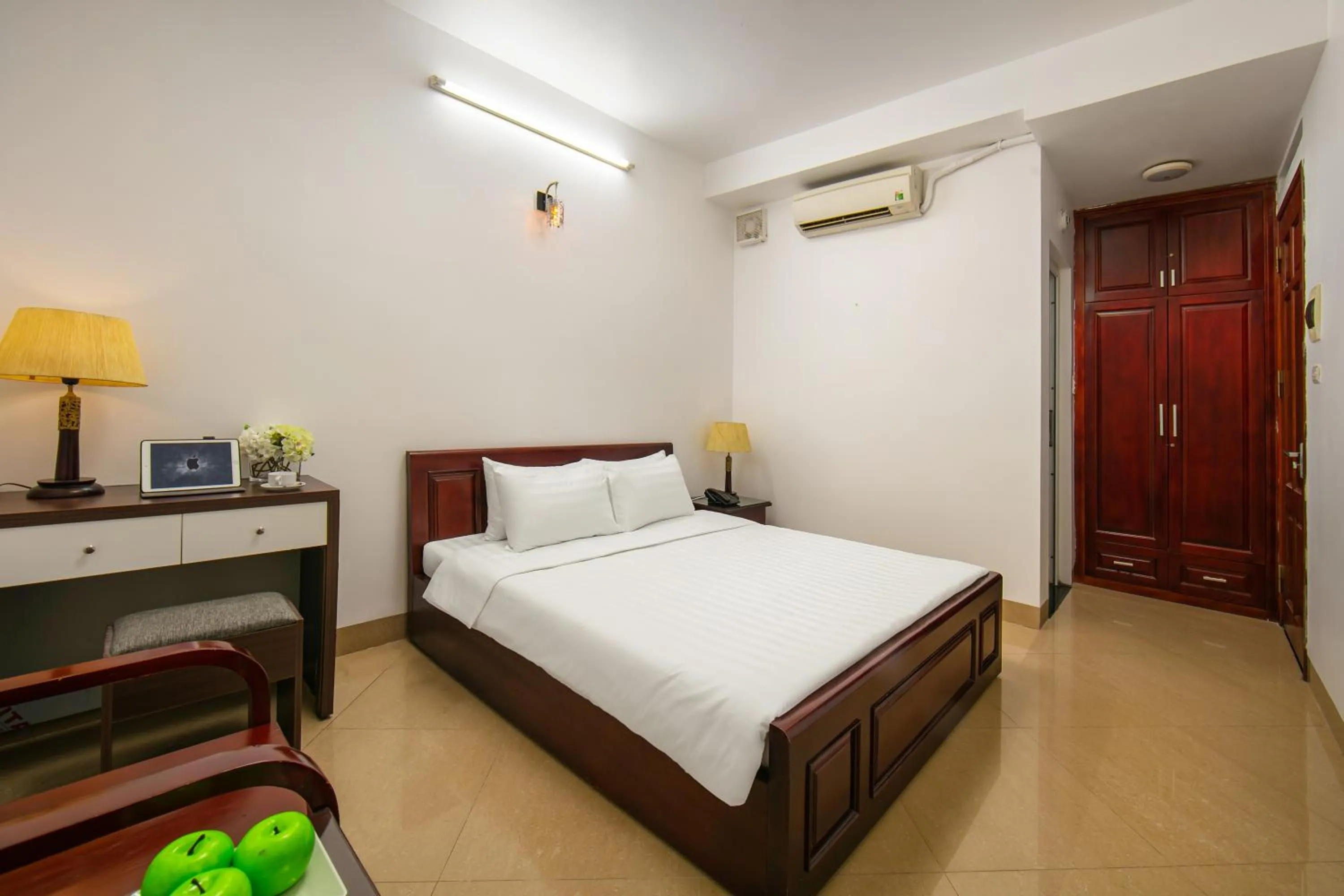 Photo of the whole room, Bed in Mia Sen Vong Hotel Ha Noi