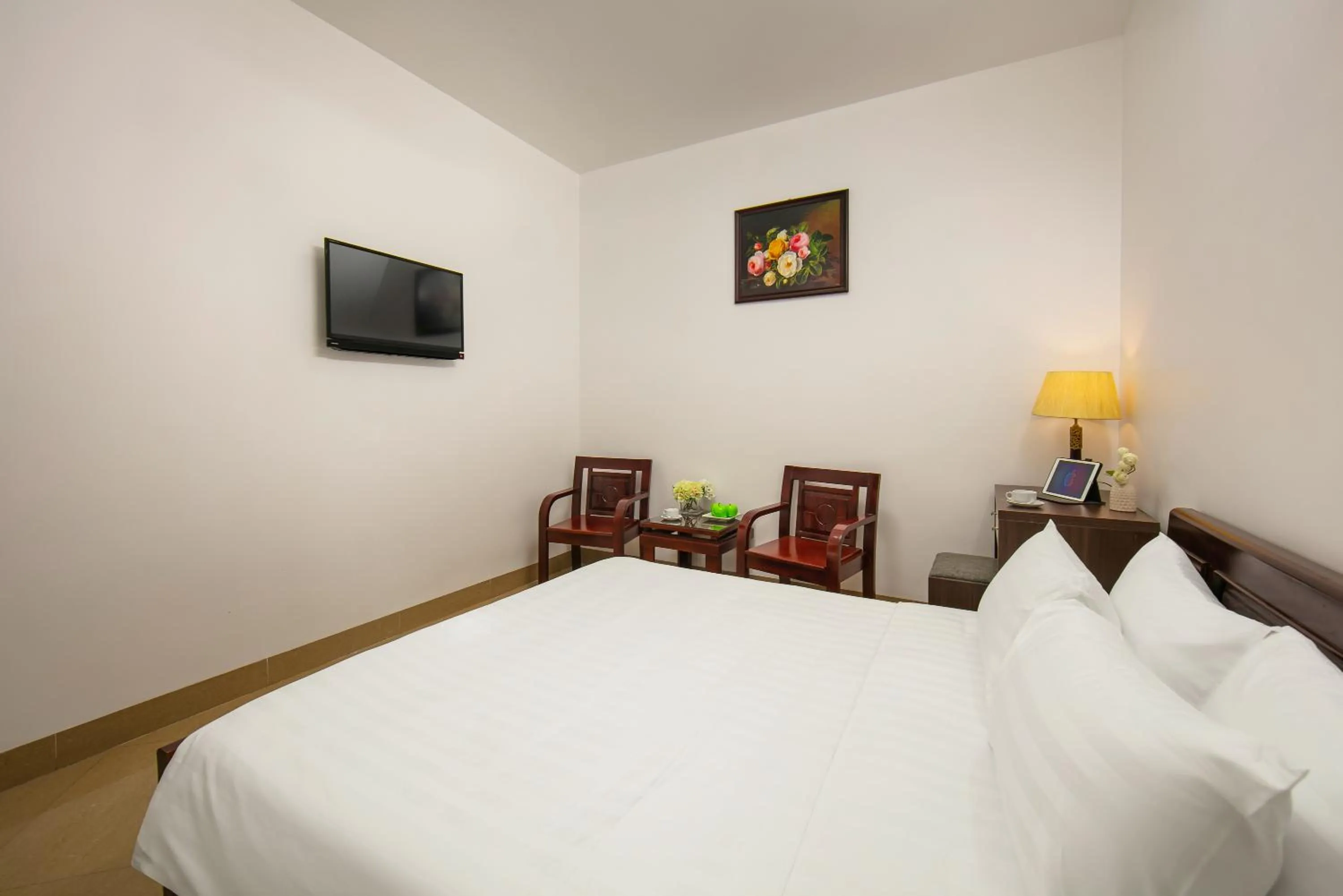 Photo of the whole room, Bed in Mia Sen Vong Hotel Ha Noi