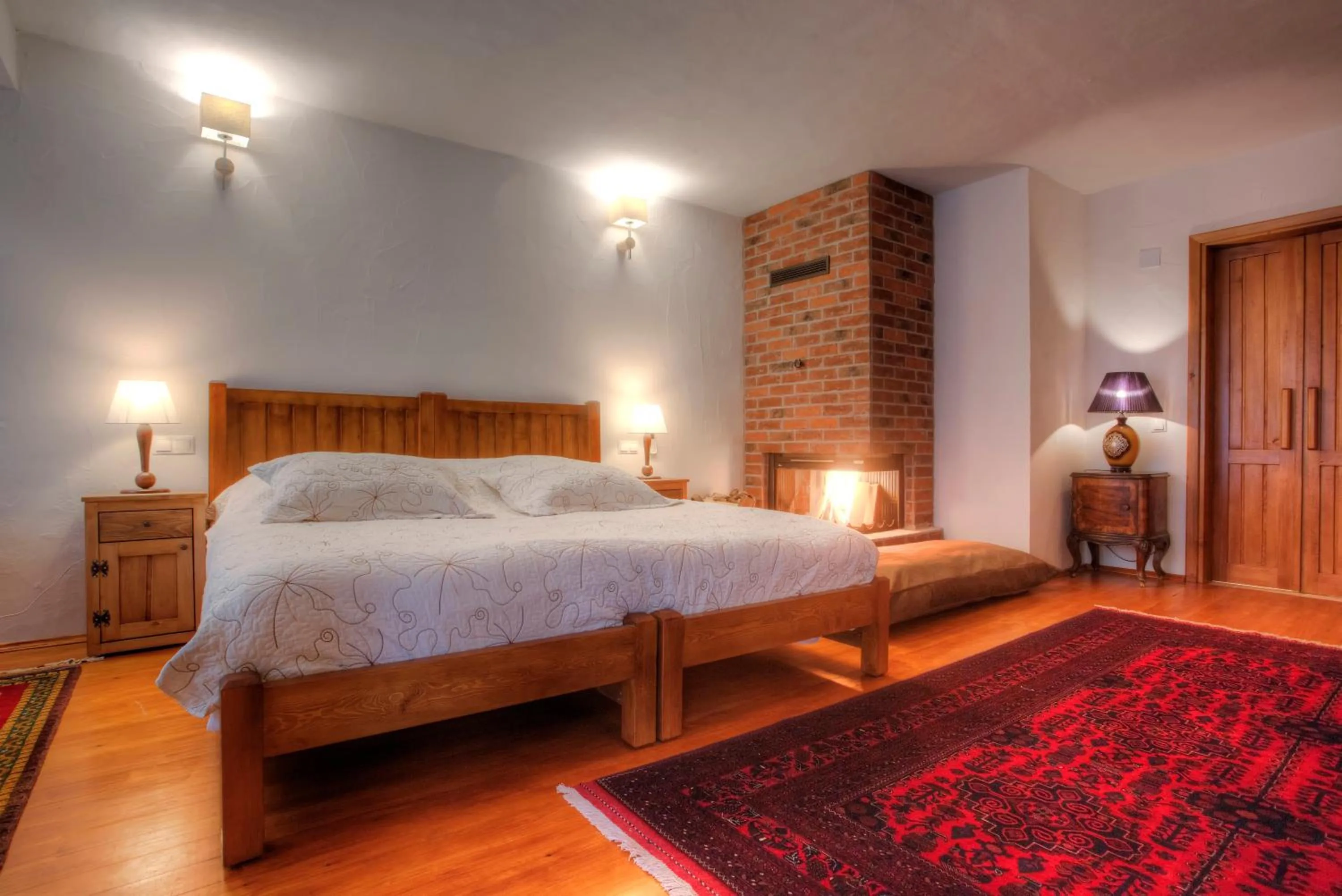 Photo of the whole room, Bed in Ephesus Lodge