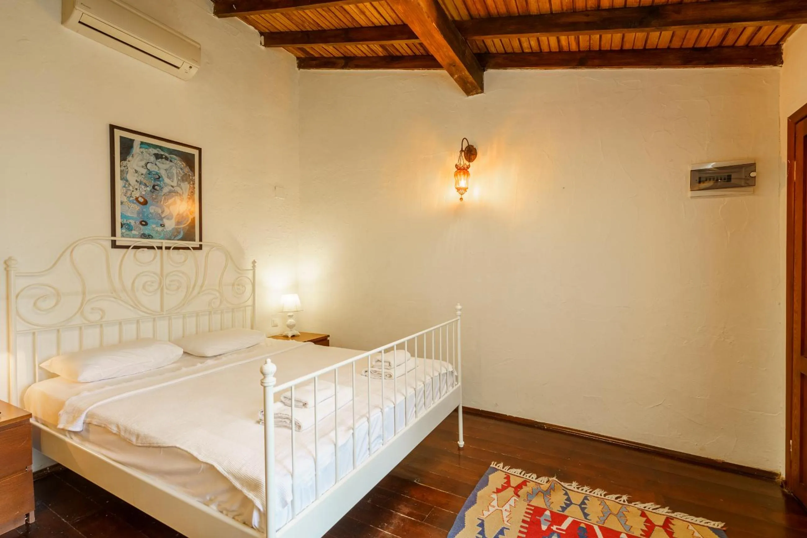 Bedroom, Bed in Ephesus Lodge