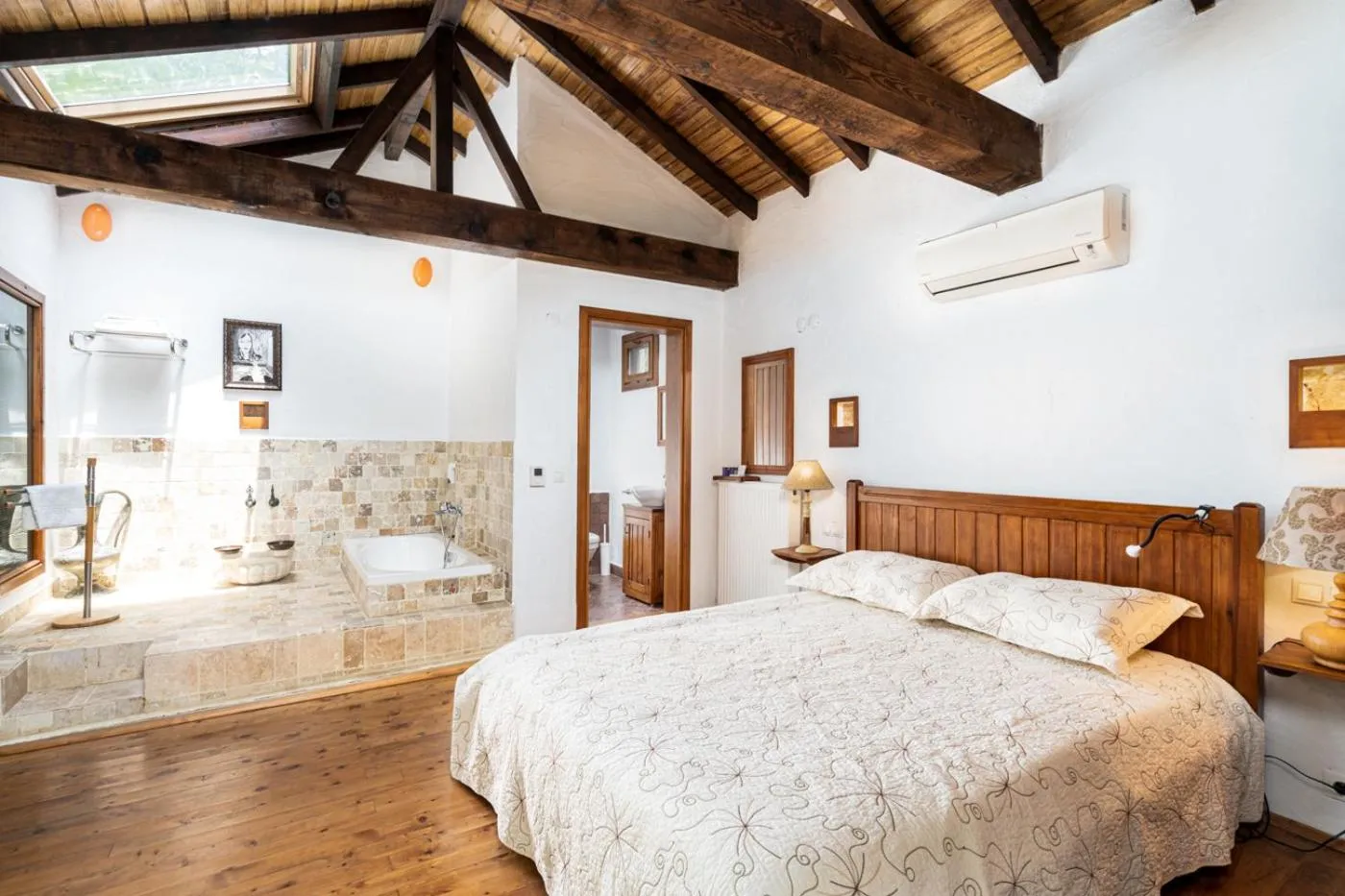 Photo of the whole room, Bed in Ephesus Lodge