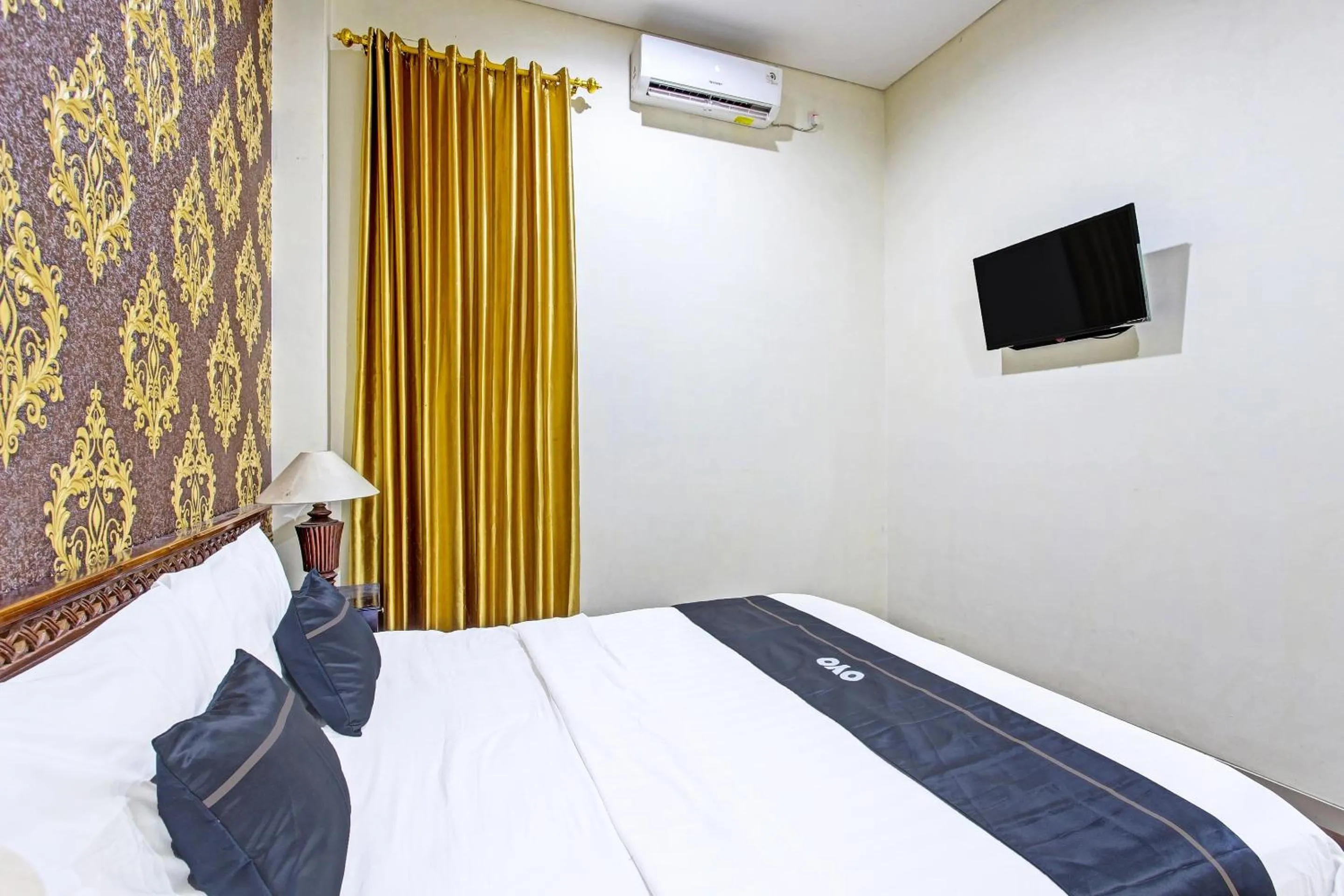 Bedroom in Collection O 91481 Mahkota Hotel Purwodadi