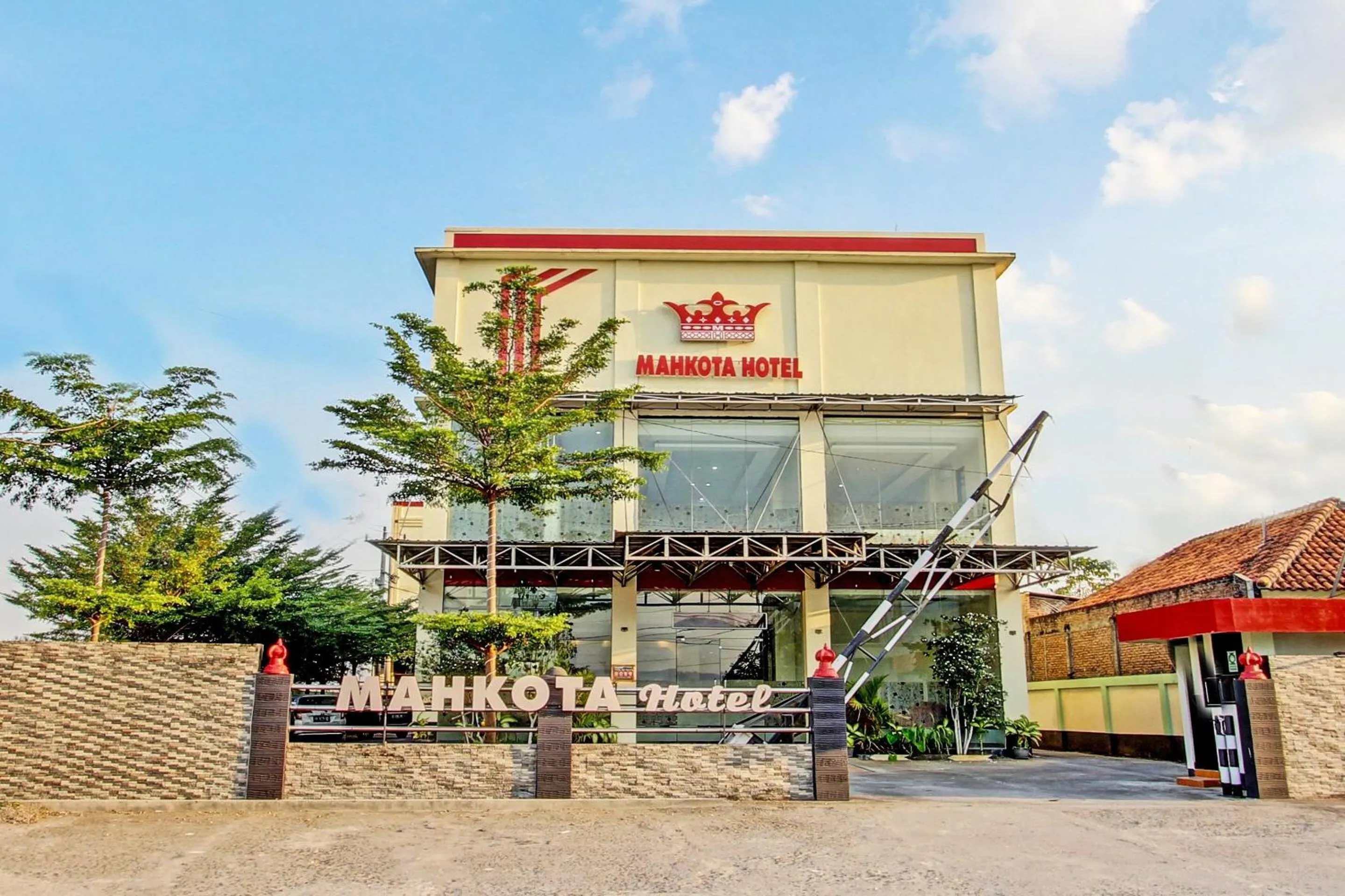 Facade/entrance in Collection O 91481 Mahkota Hotel Purwodadi