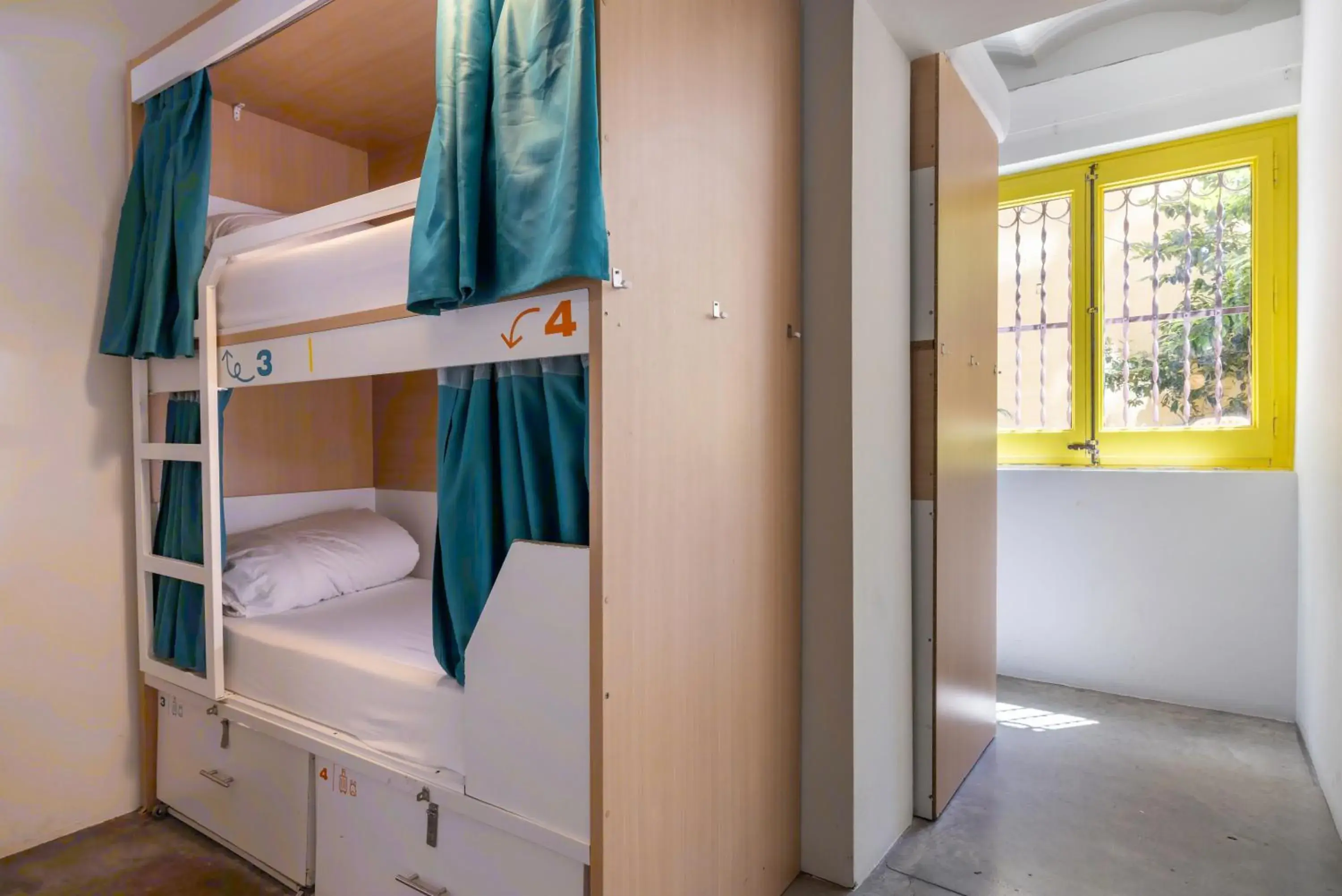 Bed in 6-Bed Mixed Dormitory Room in The Loft House Barcelona Bed in 6-Bed Mixed Dormitory Room in The Loft House Barcelona