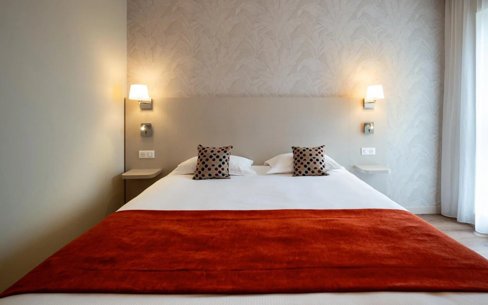 Bedroom, Bed in Kyriad Prestige Saint-Malo