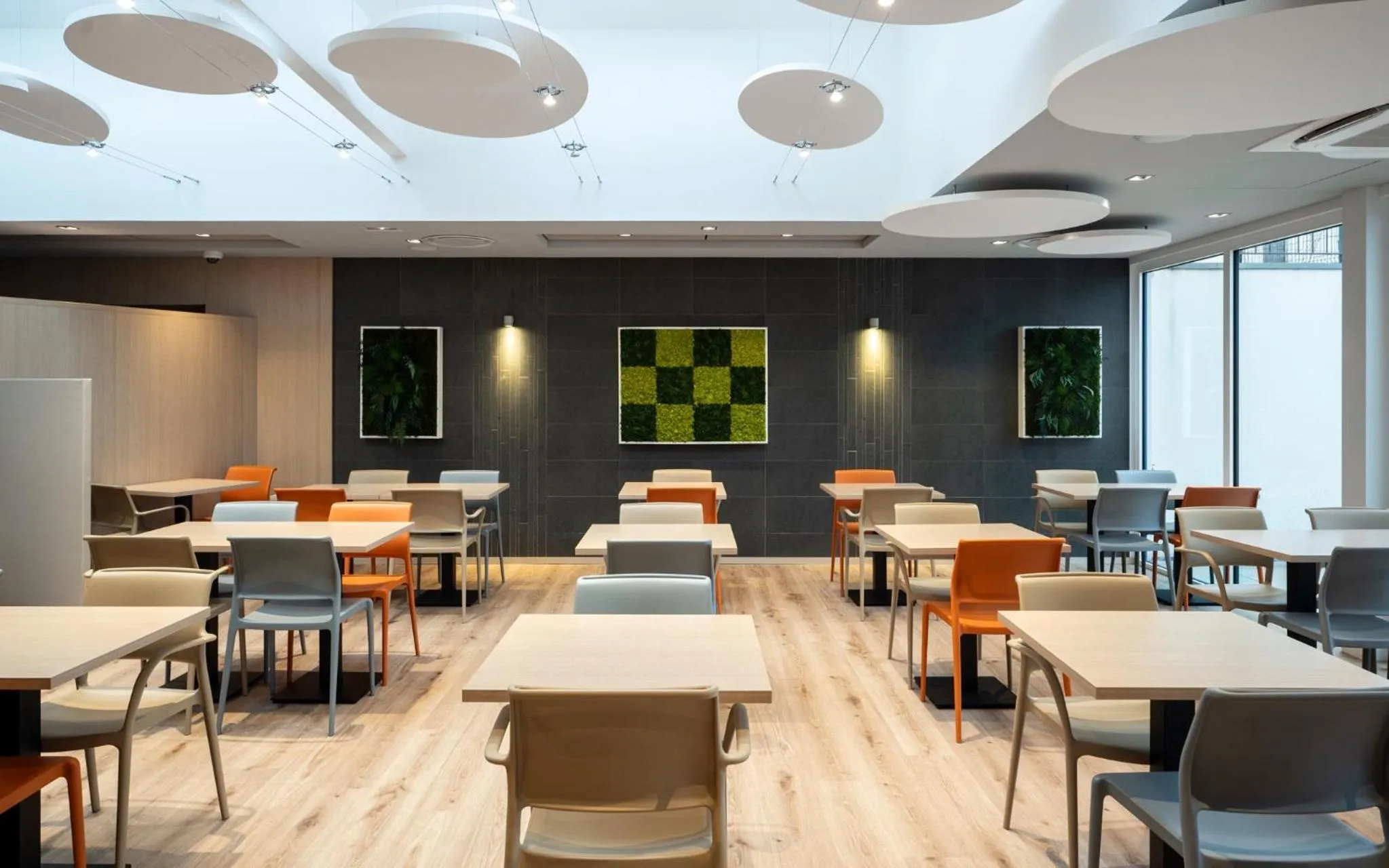 Restaurant/places to eat in Kyriad Prestige Saint-Malo