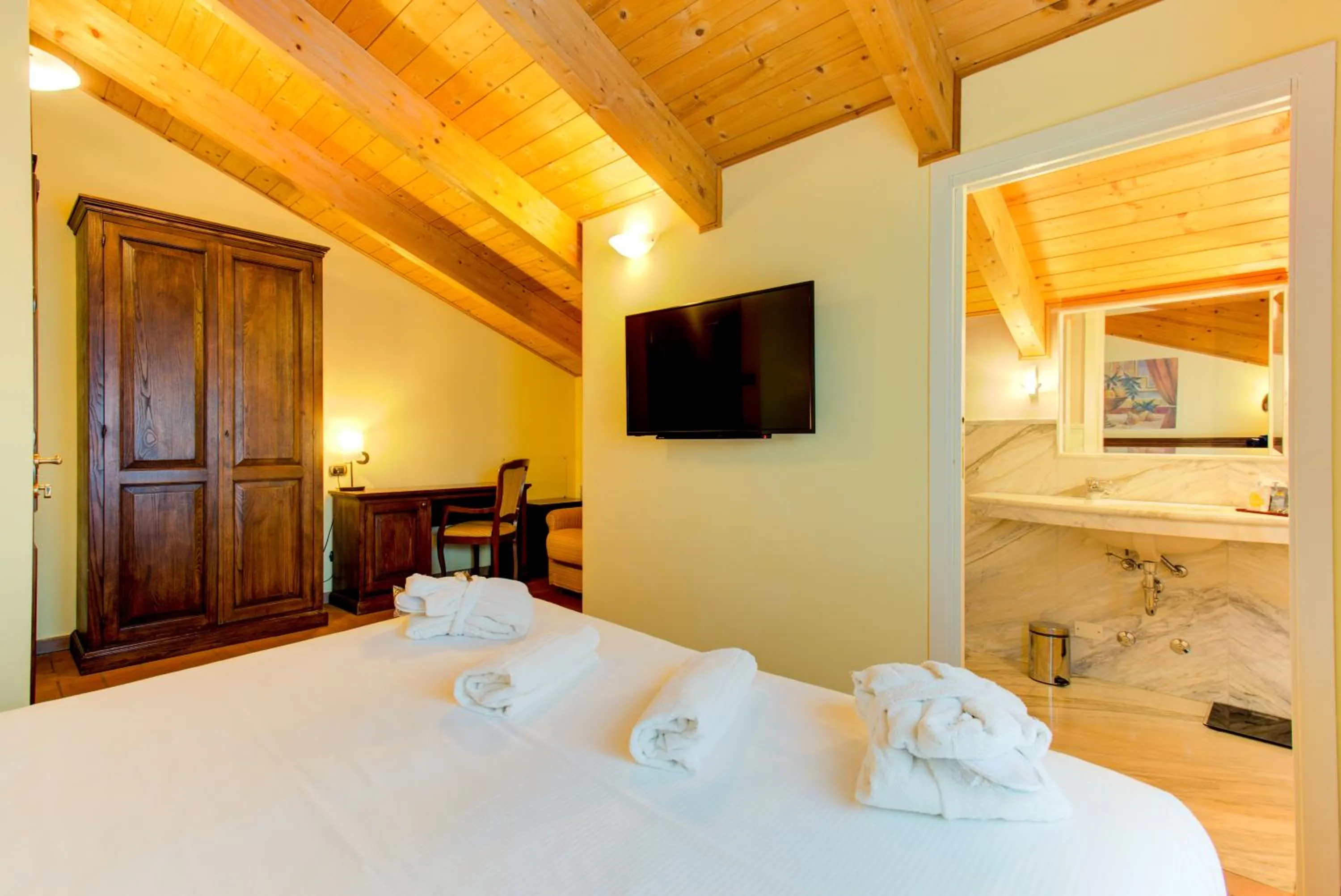Bedroom, Bed in Oste del Castello Wellness & Bike Hotel
