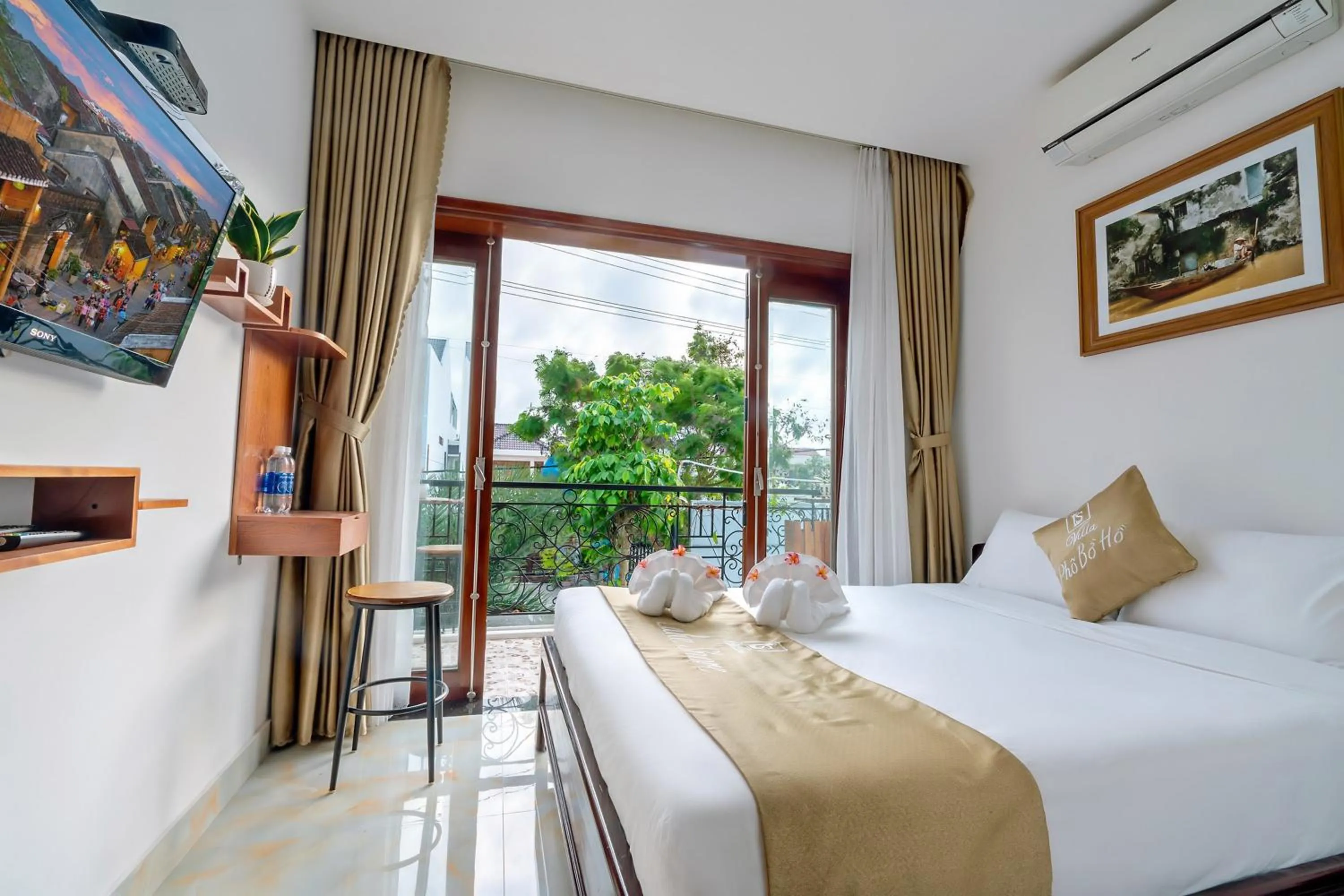 Balcony/Terrace, Bed in Villa Lake Shore Hoi An