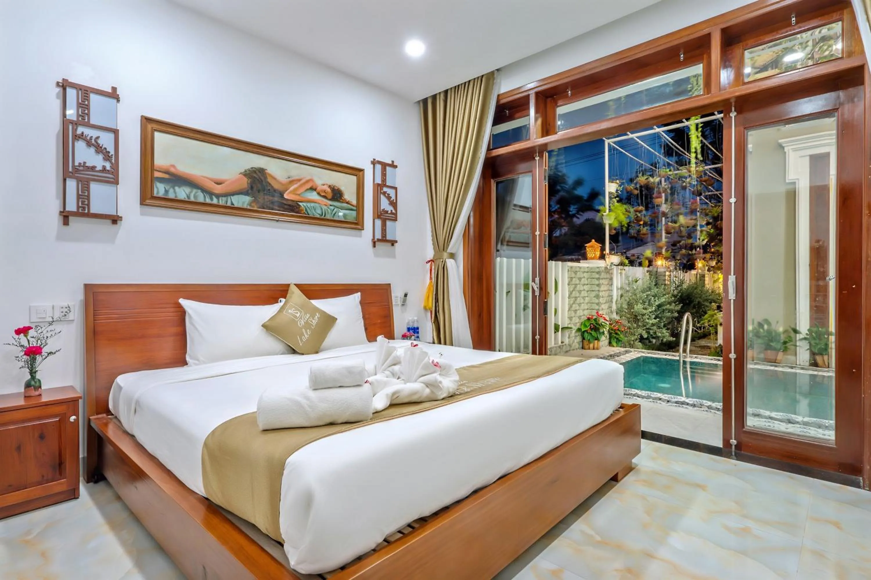 Pool view, Bed in Villa Lake Shore Hoi An