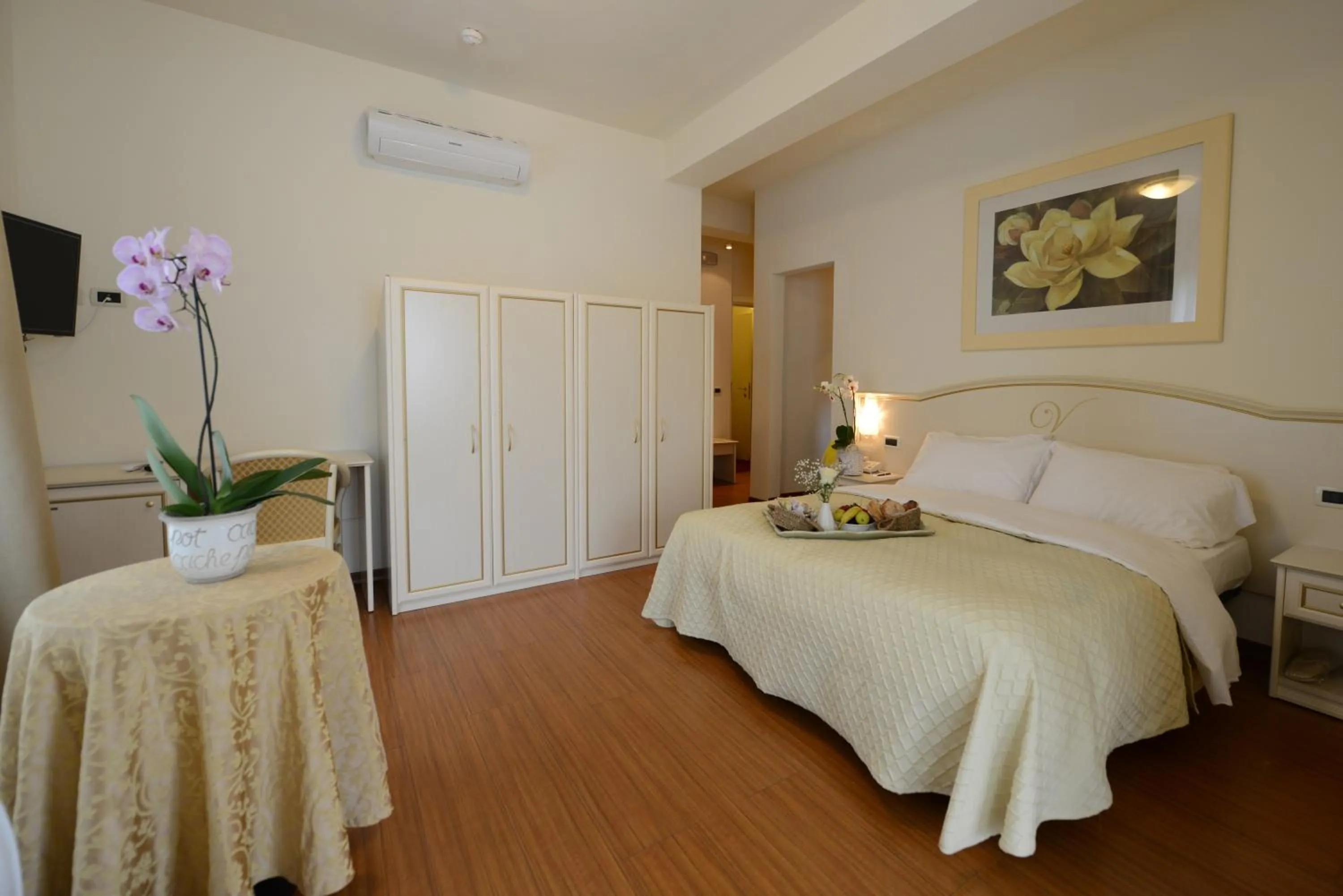 Photo of the whole room, Bed in Hotel Viscardo