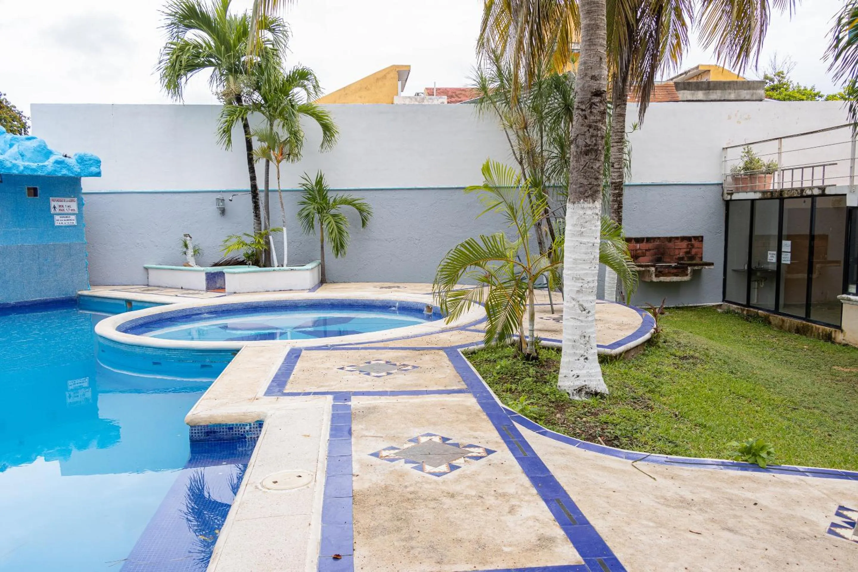 Swimming pool in OYO Hotel Marías,Aeropuerto Internacional de Chetumal