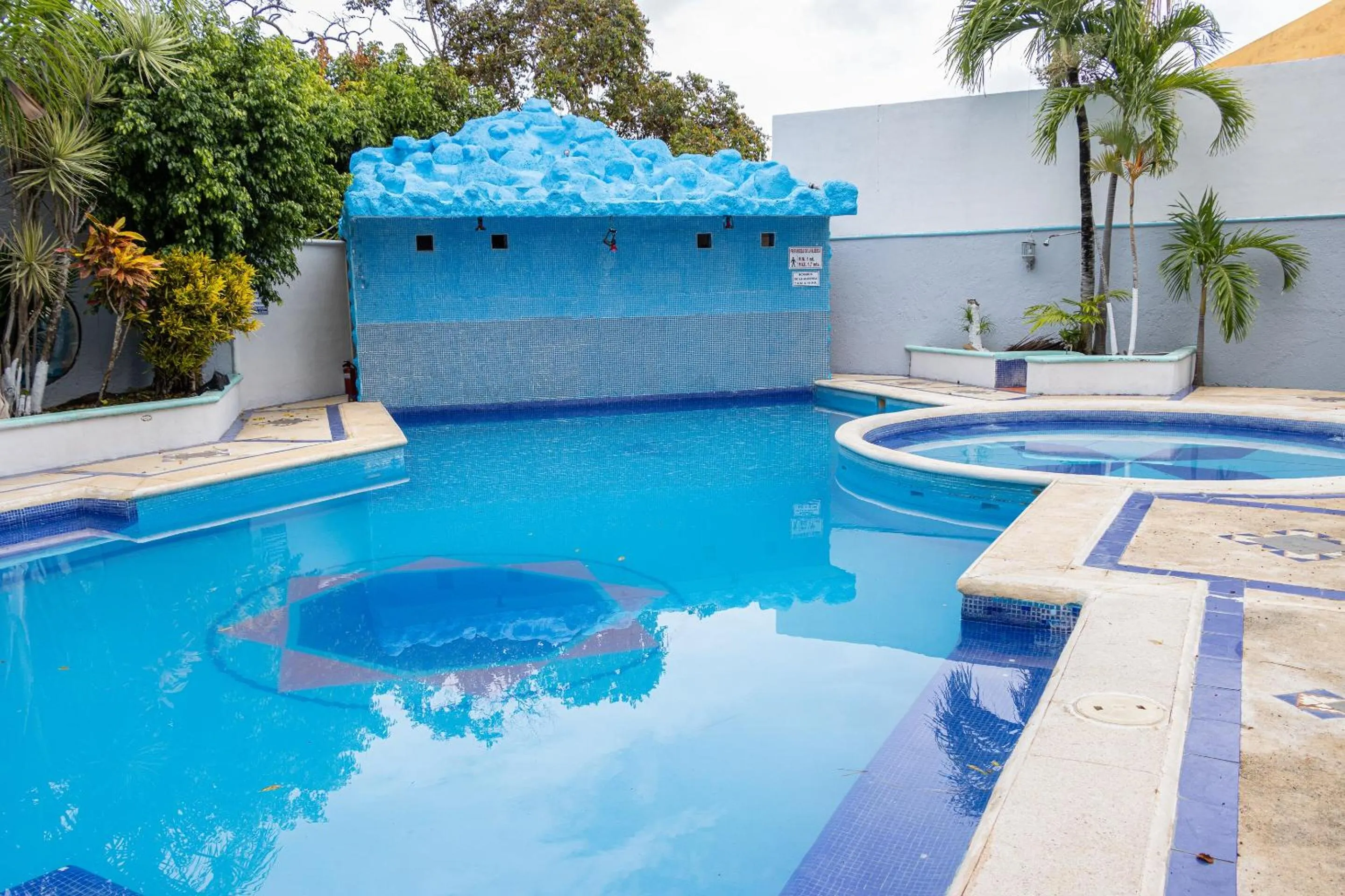 Swimming pool in OYO Hotel Marías,Aeropuerto Internacional de Chetumal