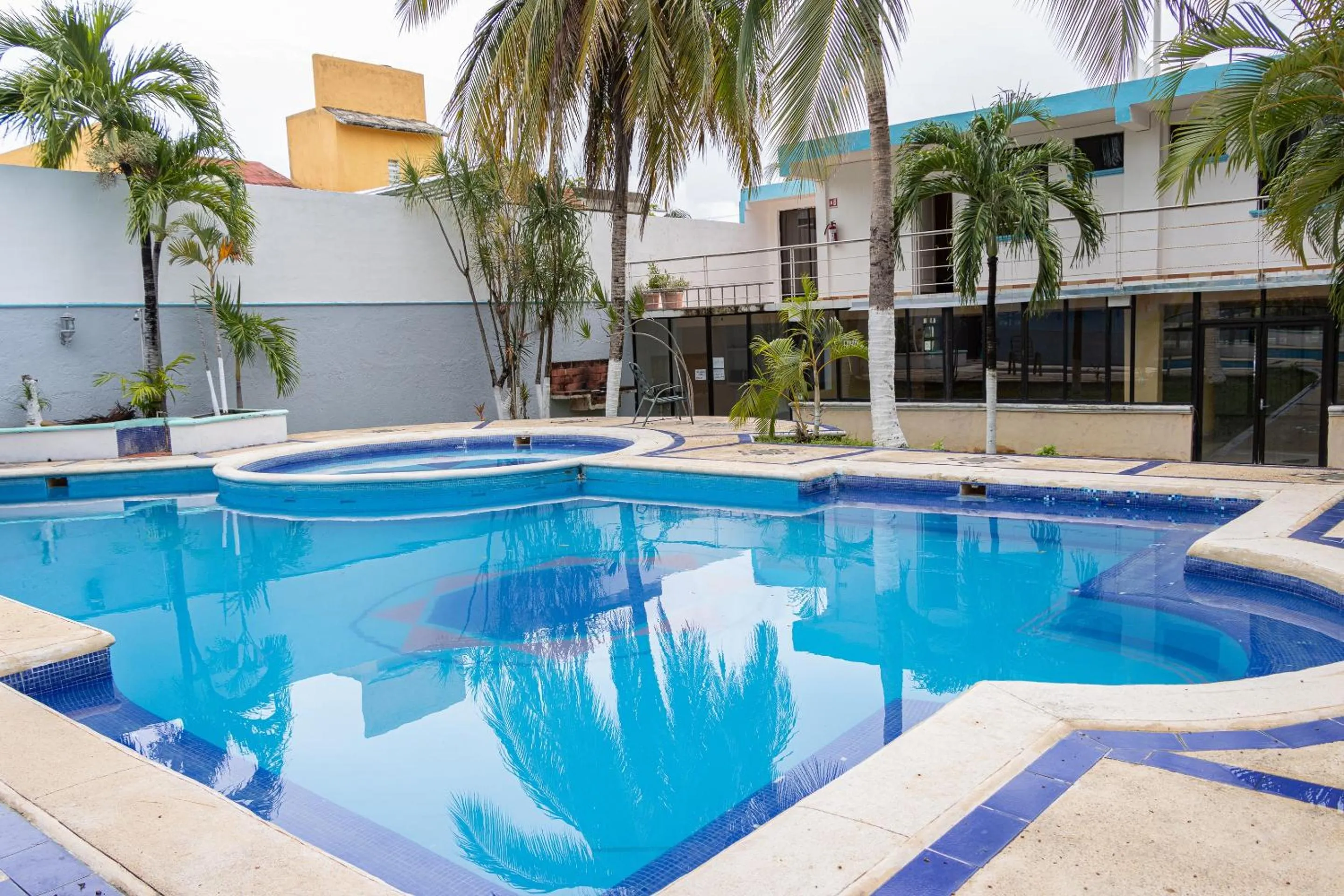 Swimming pool in OYO Hotel Marías,Aeropuerto Internacional de Chetumal