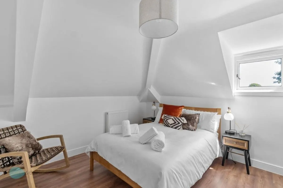 Other, Bed in The Penthouse By Pureserviced