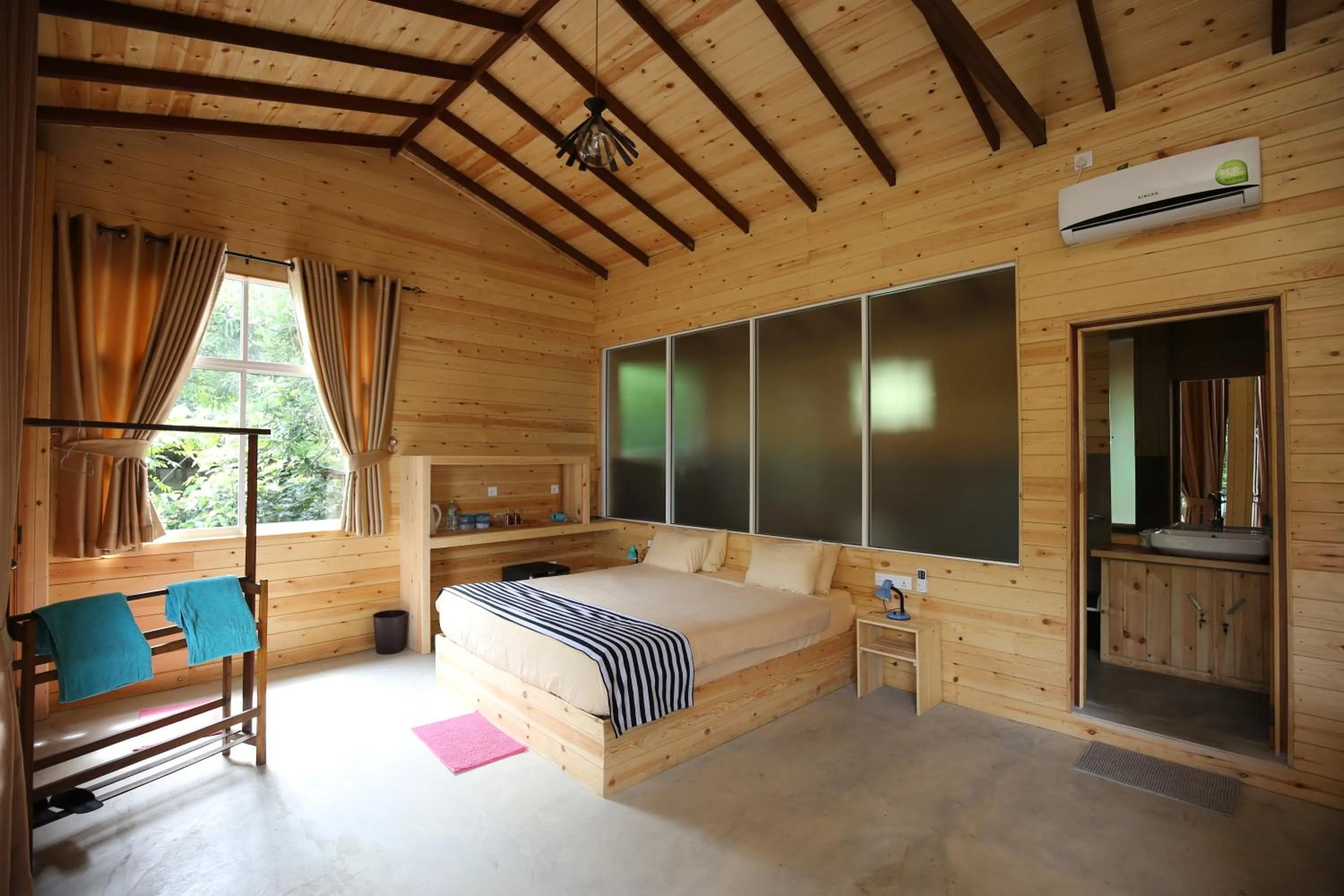 Bedroom, Bed in Country Homes