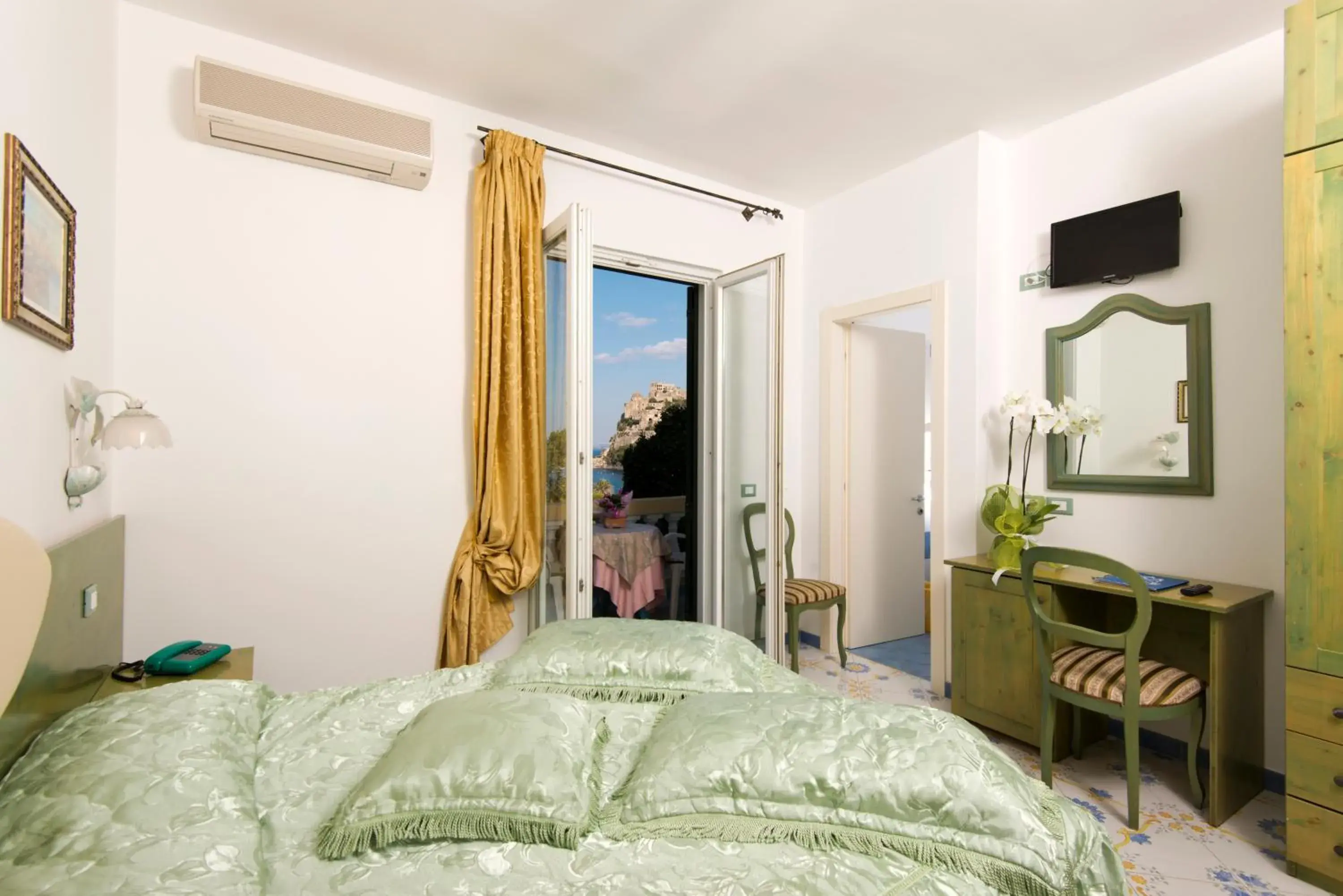 Superior Double Room with Sea View in Hotel Giardino Delle Ninfe E La Fenice Superior Double Room with Sea View in Hotel Giardino Delle Ninfe E La Fenice