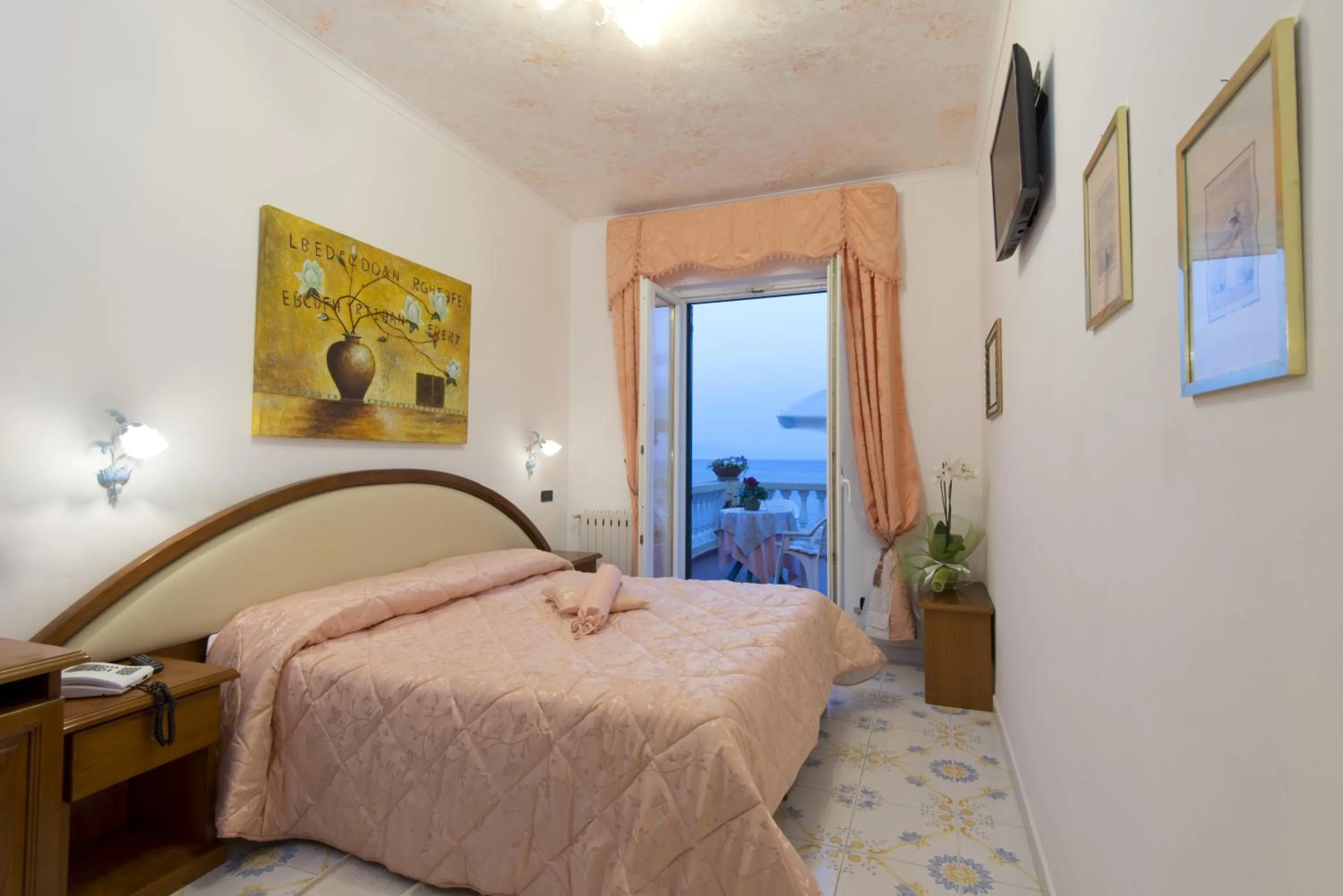 Photo of the whole room, Bed in Hotel Giardino Delle Ninfe E La Fenice