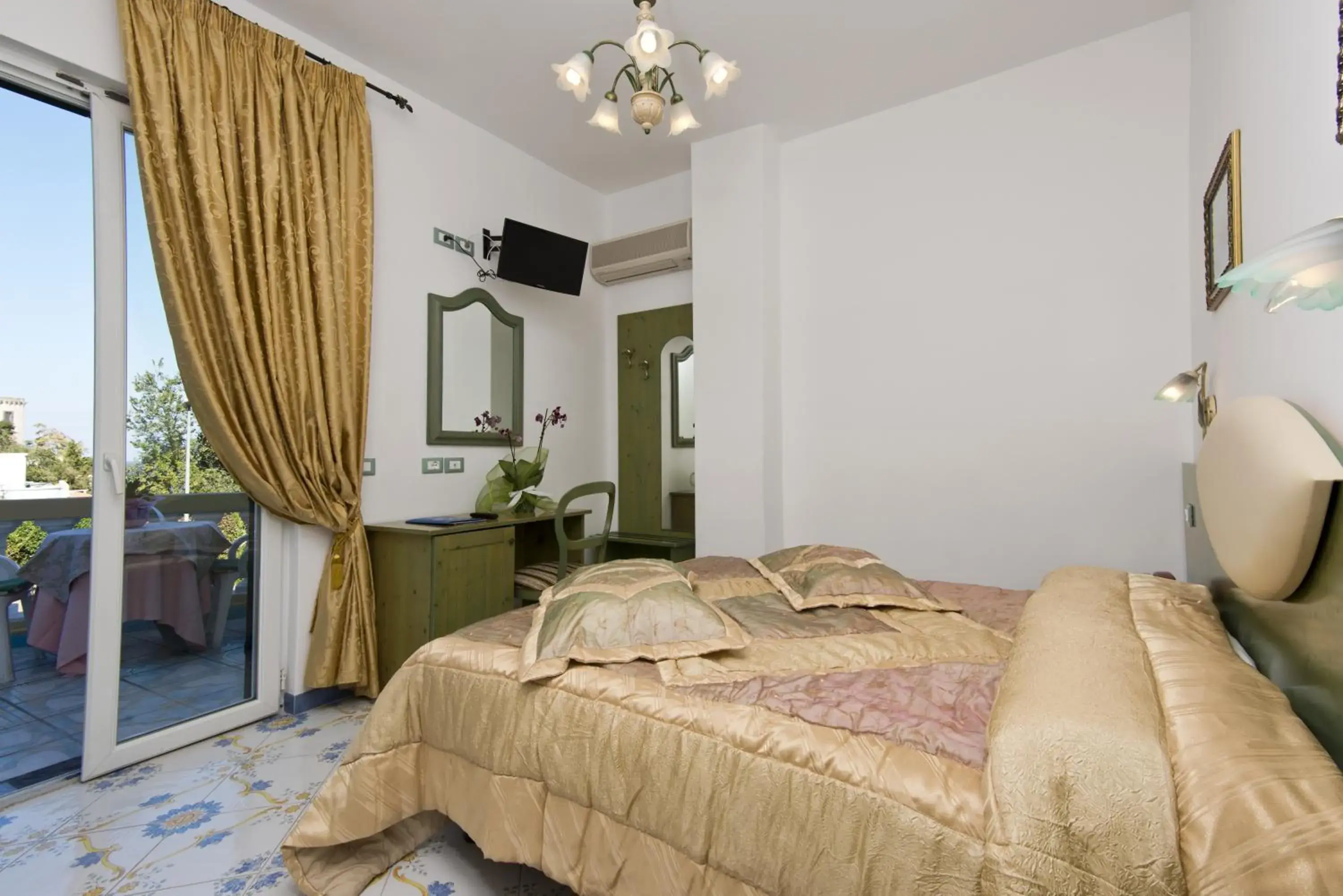 Standard Double Room with Partial Sea View in Hotel Giardino Delle Ninfe E La Fenice Standard Double Room with Partial Sea View in Hotel Giardino Delle Ninfe E La Fenice
