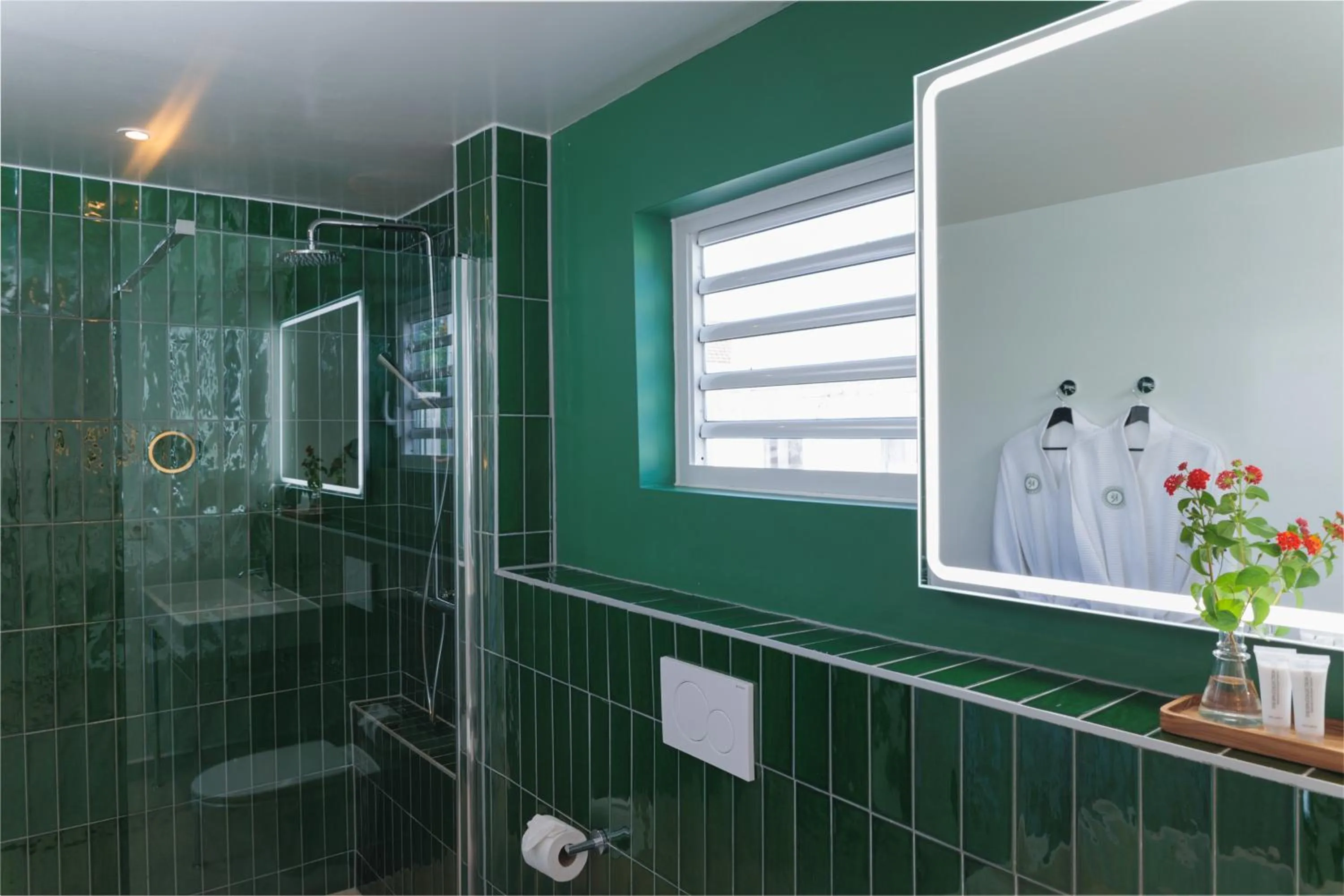 Shower in Kura Botanica Hotel