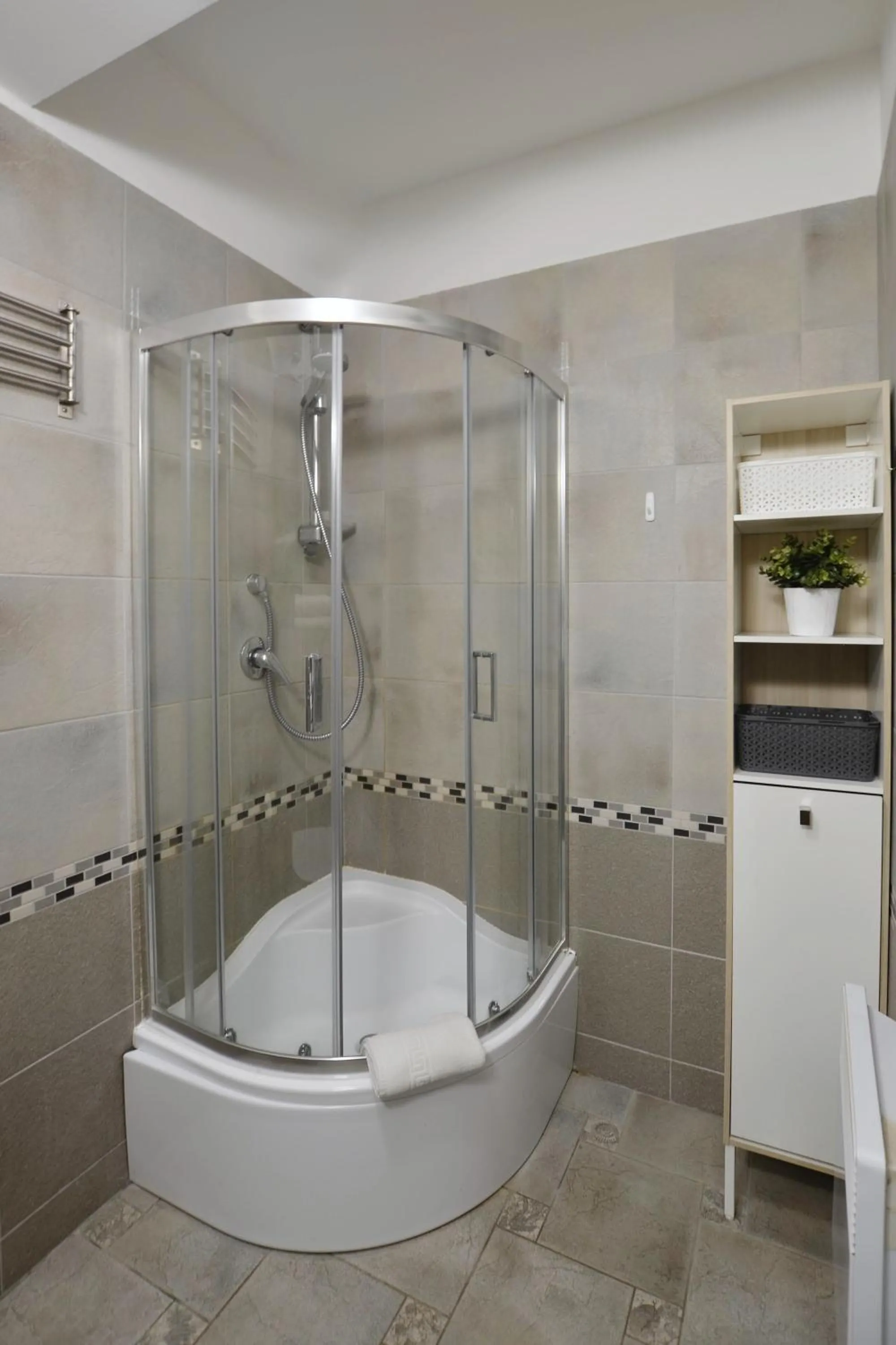 Shower in P&J Apartments Floriańska