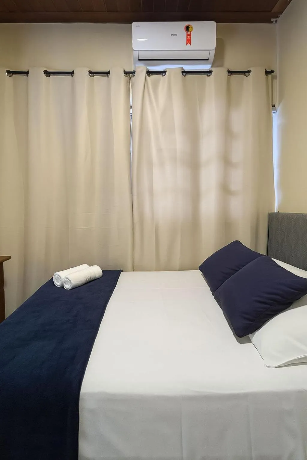 air conditioner, Bed in Pousada Casa Rosada Ilhabela