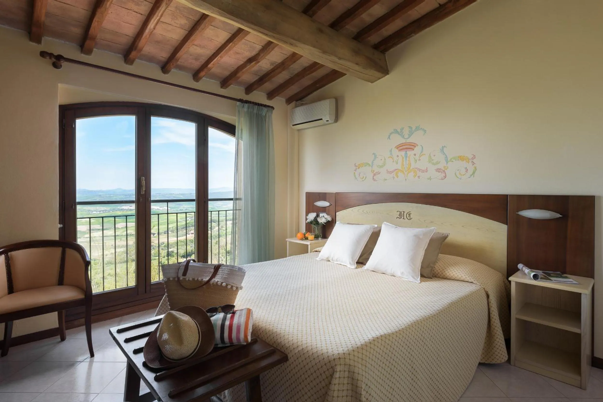 View (from property/room), Bed in Hotel Dei Capitani