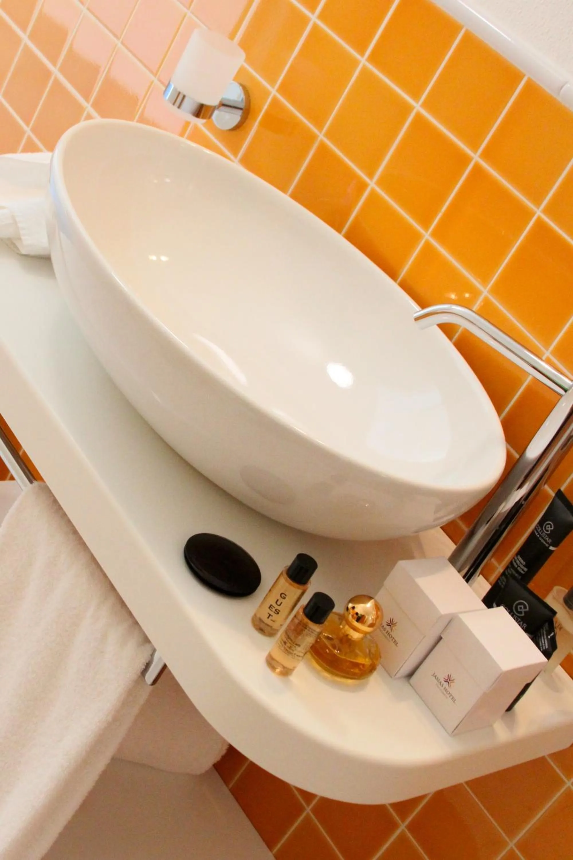 Bathroom in Janas Hotel