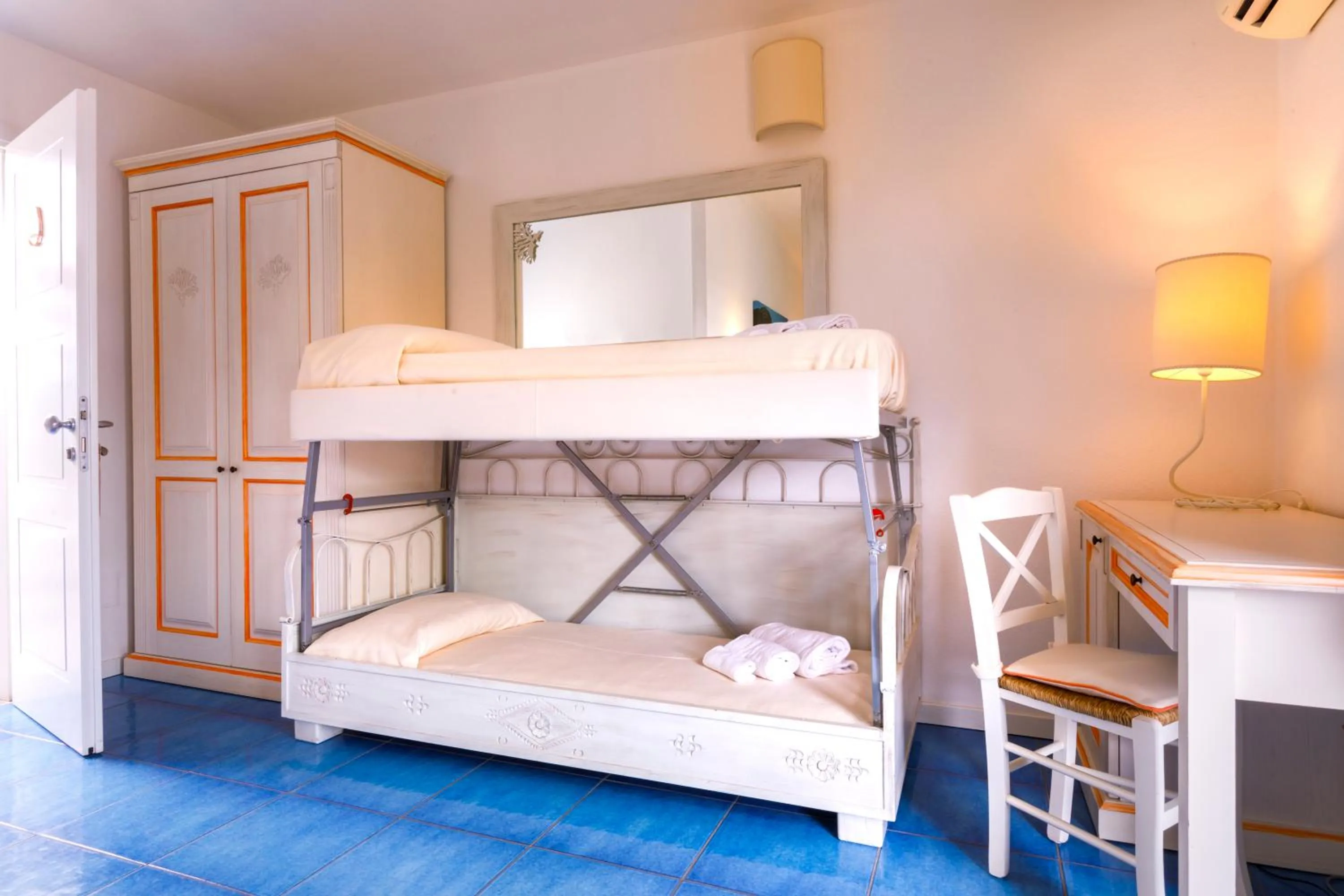 bunk bed, Bed in Janas Hotel